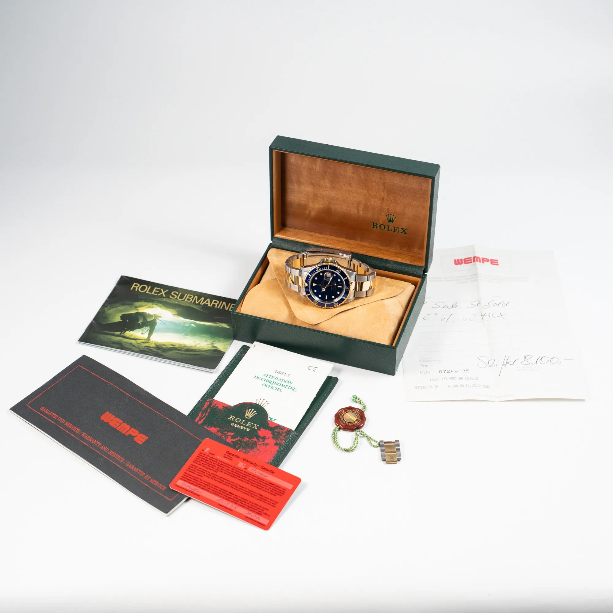 Lieferumfang zugehörig zu der bicolor Rolex Submariner Date der Referenz 16613 mit dem Spitznamen "Bluesy" in Stahl-Gold mit blauem Zifferblat, betshend aus Box, Booklets, Garantiekarte (Papiere), Hang-Tag, Erstkaufrechnung und Swrvice-Beleg