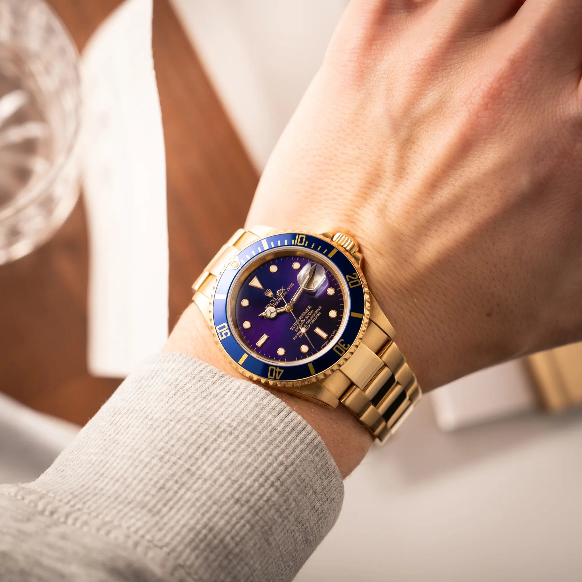 Wristshot mit der Rolex Submariner Date 16618 aus 18Karat Gelbgold mit blauer Lünetten-Einlage und einem sich von BLAU zu LILA verfärbtem Purple-Zifferblatt
