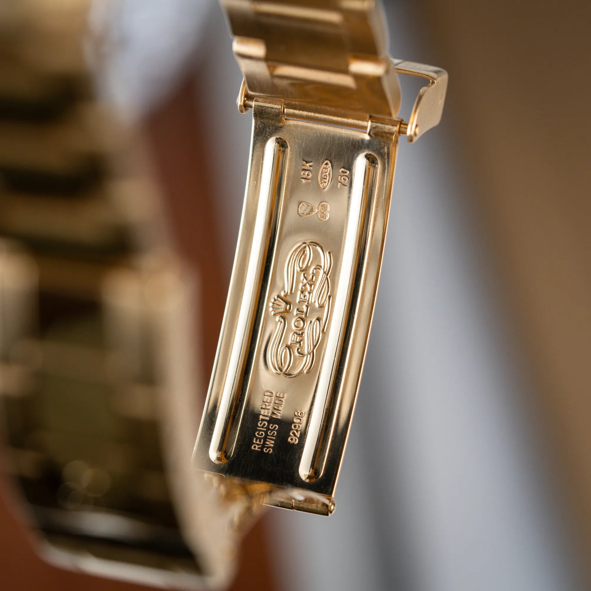 Produktfotografie der Rolex Submariner Date 16618 aus 18Karat Gelbgold mit blauer Lünetten-Einlage und einem sich von BLAU zu LILA verfärbtem Purple-Zifferblatt zeigt das Innere der Oyster-Faltschliesse