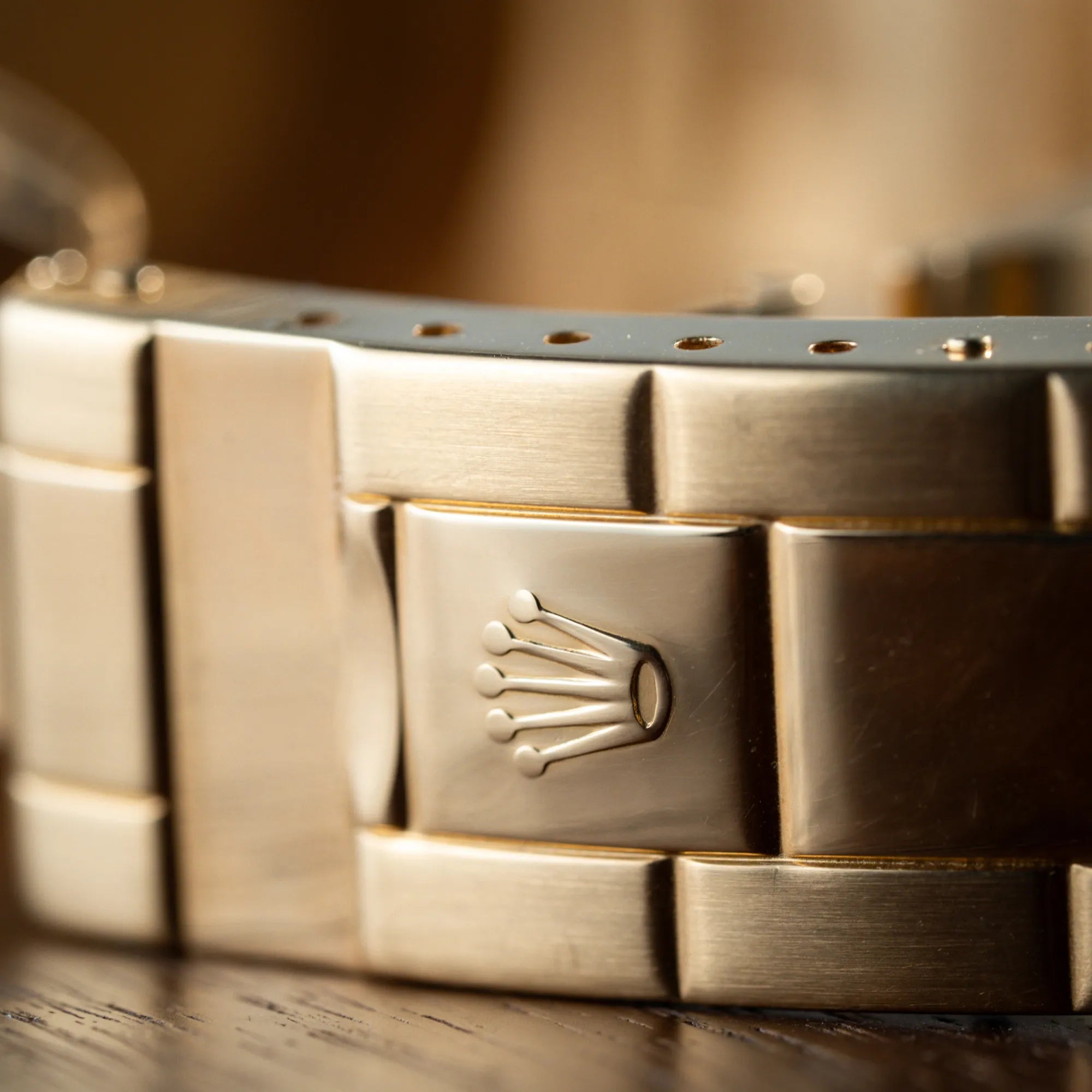 Makroaufnahme der Oyster-Faltschliesse der Rolex Submariner Date 16618 aus 18Karat Gelbgold mit blauer Lünetten-Einlage und einem sich von BLAU zu LILA verfärbtem Purple-Zifferblatt