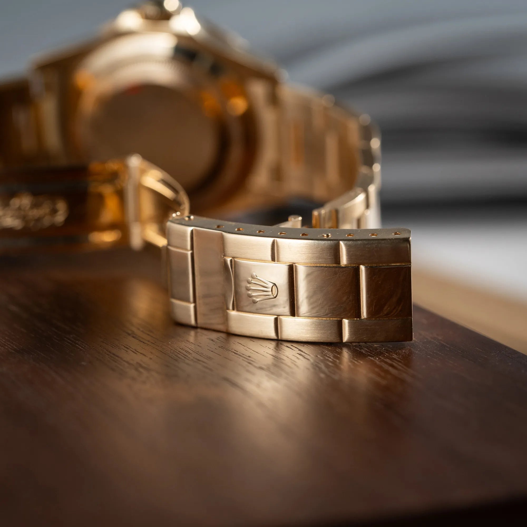 Produktfotografie der Rolex Submariner Date 16618 aus 18Karat Gelbgold mit blauer Lünetten-Einlage und einem sich von BLAU zu LILA verfärbtem Purple-Zifferblatt zeigt die Oyster Faltschliesse