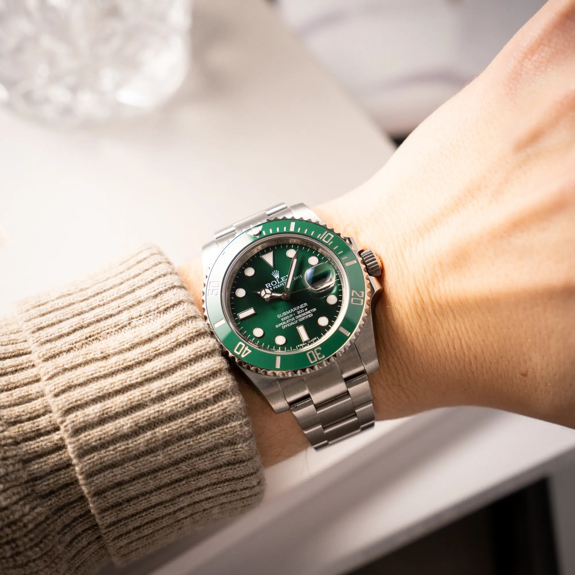 Wristshot mit der die Rolex Submariner Date 116610LV mit dem Nickname "Hulk" mit grünem Zifferblatt und grüner Lünette in einem sehr guten Zustand