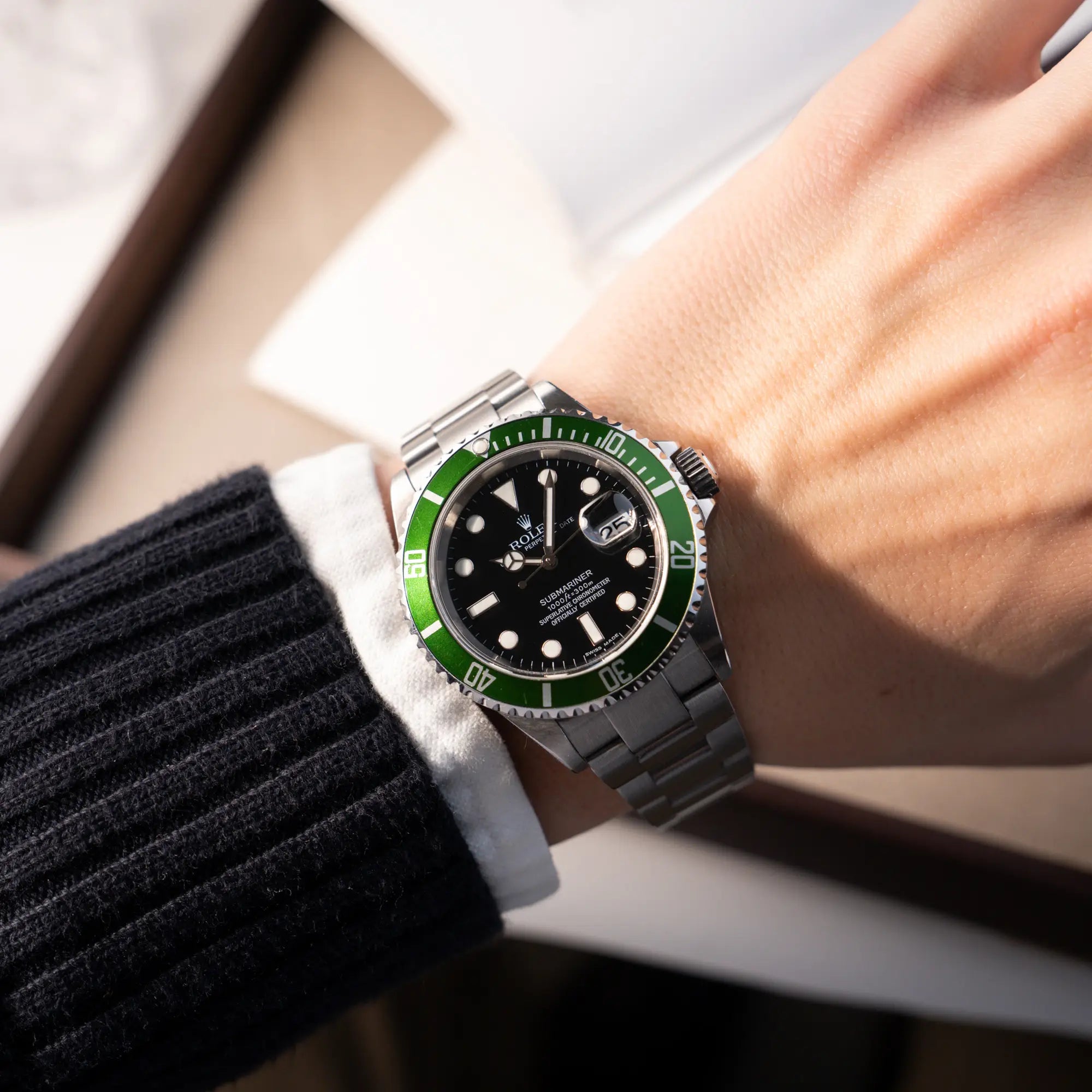 Wristshot mit der Rolex Submariner Date 16610LV "Kermit" mit der schwarzem Zifferblatt und der grünen Aluminium-Lünette