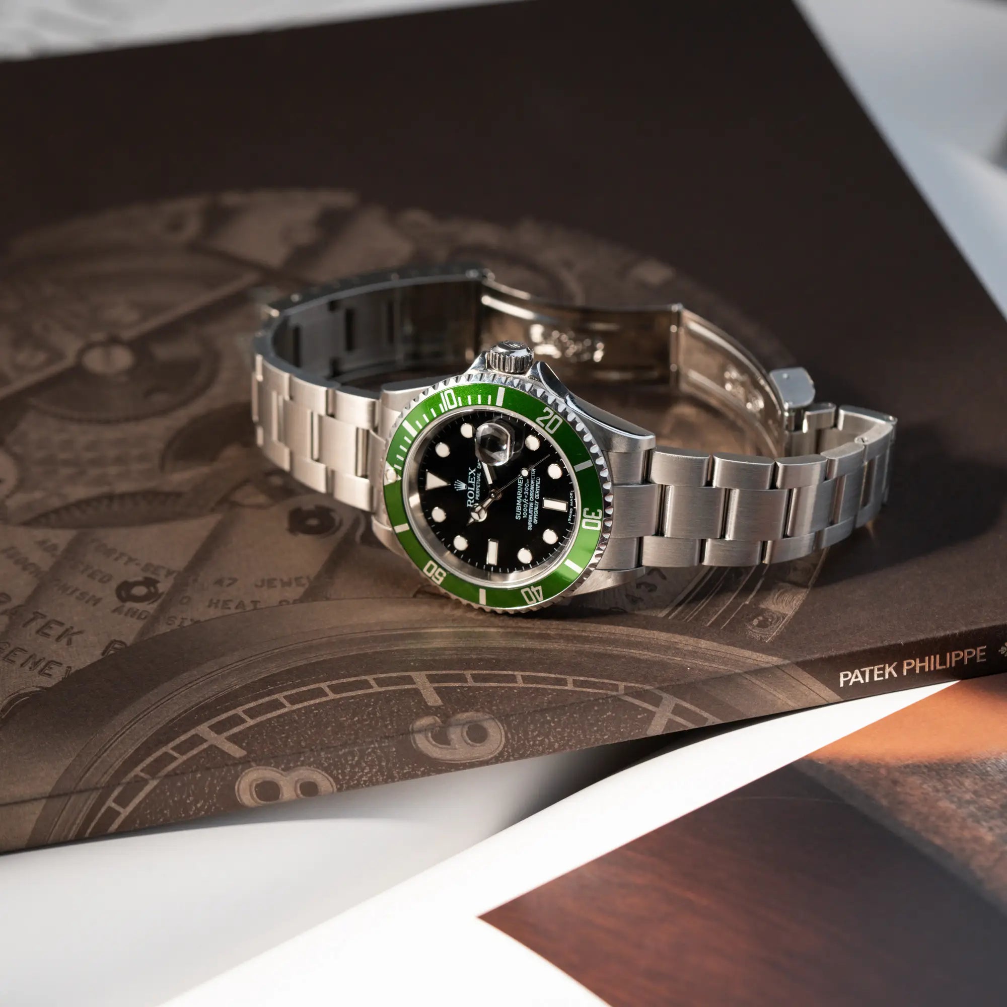 Produktfotografie der Rolex Submariner Date 16610LV "Kermit" mit der schwarzem Zifferblatt und der grünen Aluminium-Lünette