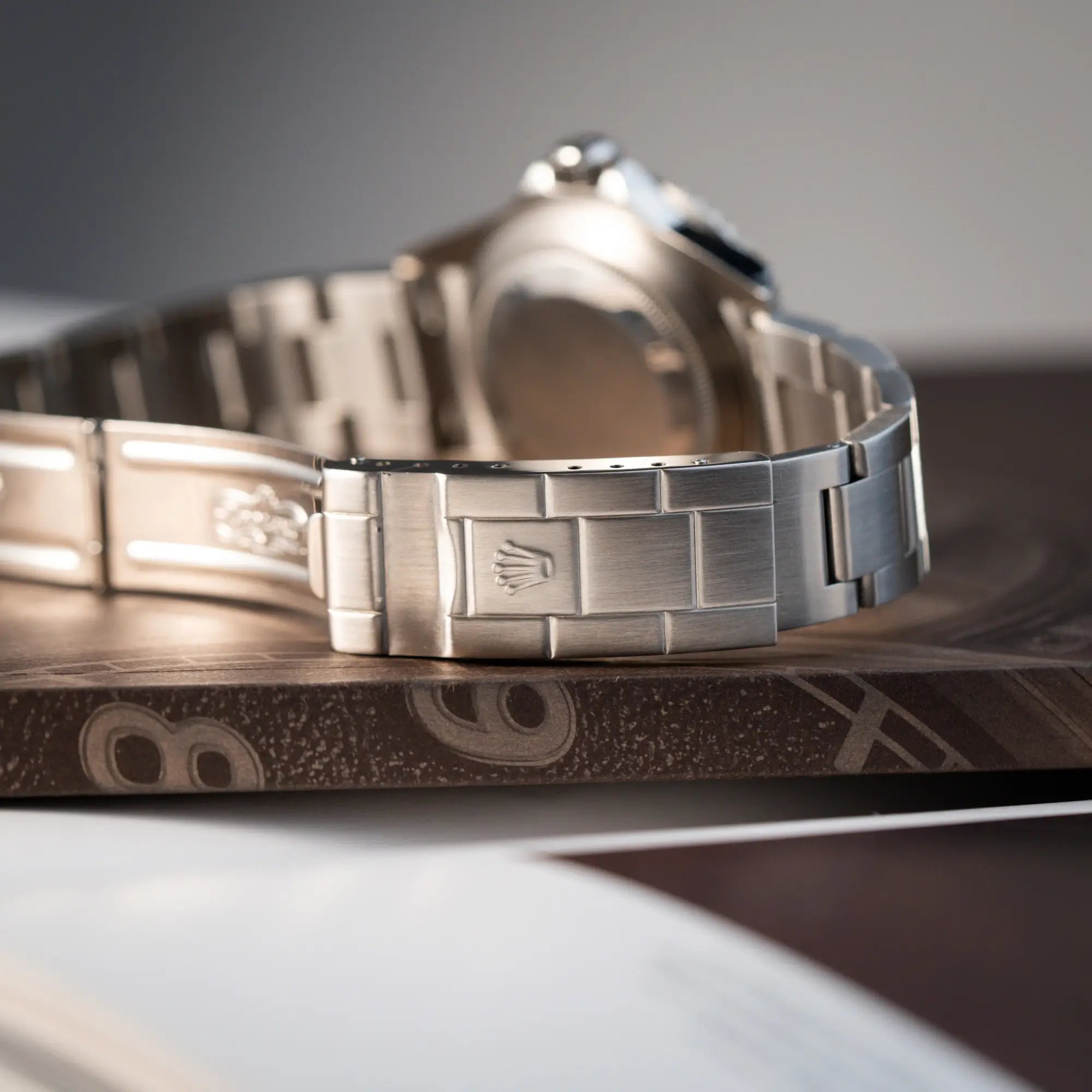 Detailaufnahme der geöffneten Oyster-Faltschliesse an der Rolex Submariner Date 16610LV "Kermit" mit der schwarzem Zifferblatt und der grünen Aluminium-Lünette