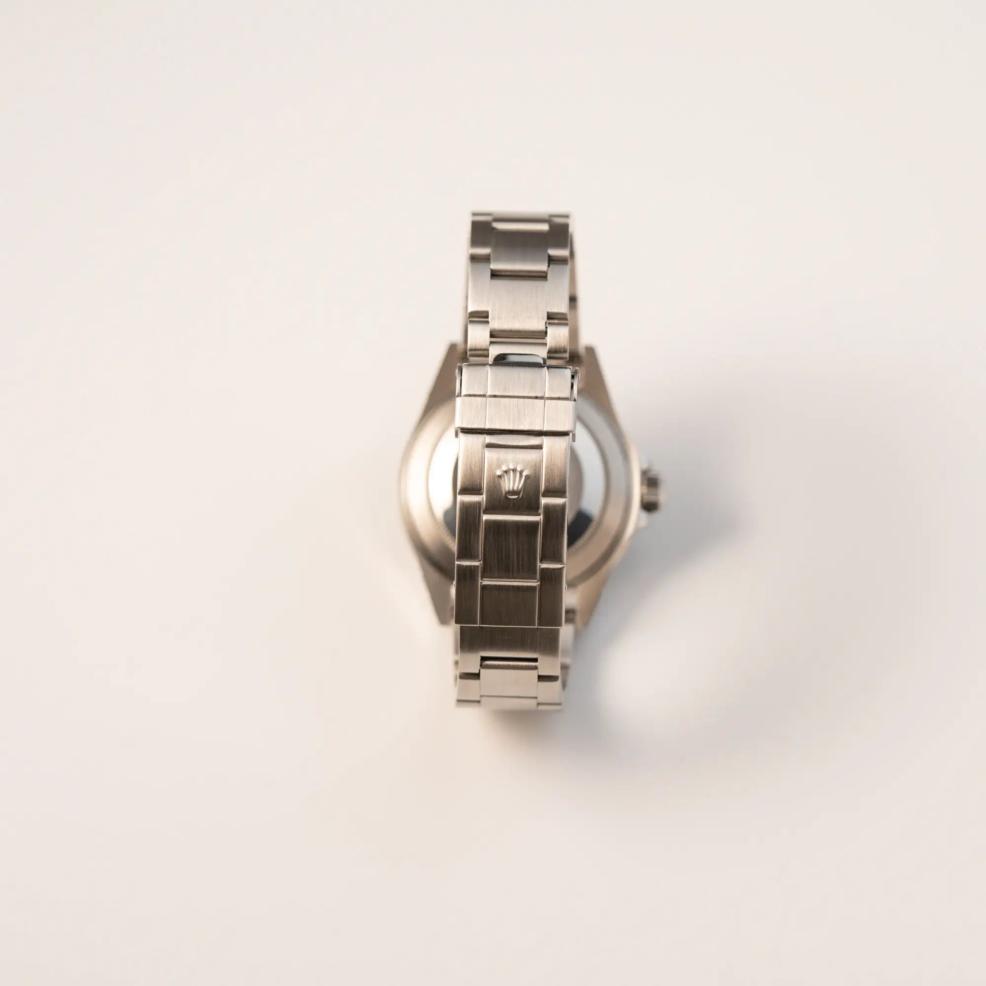 Blick auf das Oyster-Stahlband der Rolex Submariner Date 16610LV "Kermit" mit der schwarzem Zifferblatt und der grünen Aluminium-Lünette