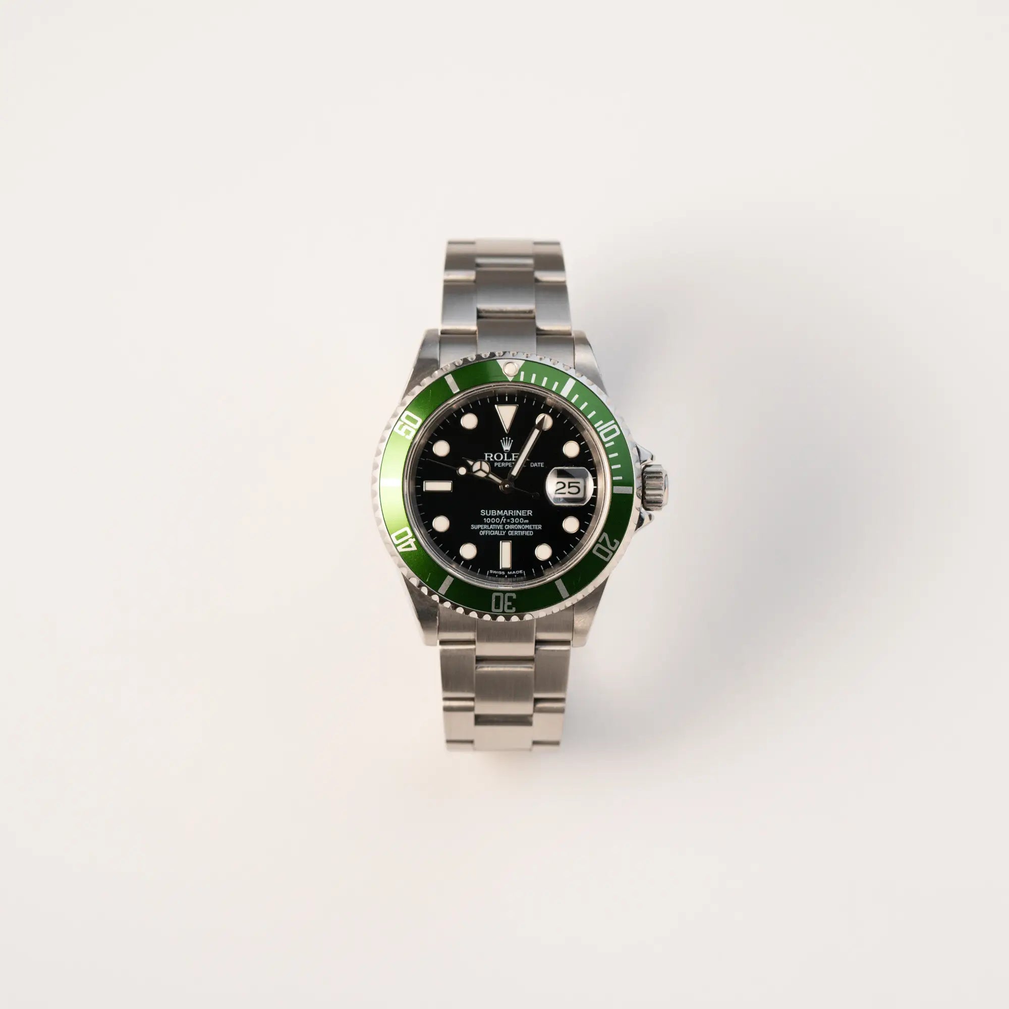 Frontale Ansicht Rolex Submariner Date 16610LV "Kermit" mit der schwarzem Zifferblatt und der grünen Aluminium-Lünette