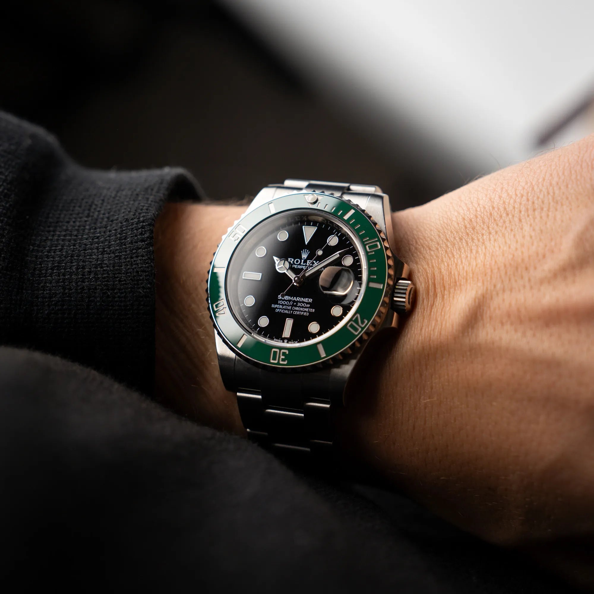 Wristshot mit der Rolex Submariner Date Starbucks 126610LV mit schwarzem Zifferblatt und grüner Cerachrom-Lünette