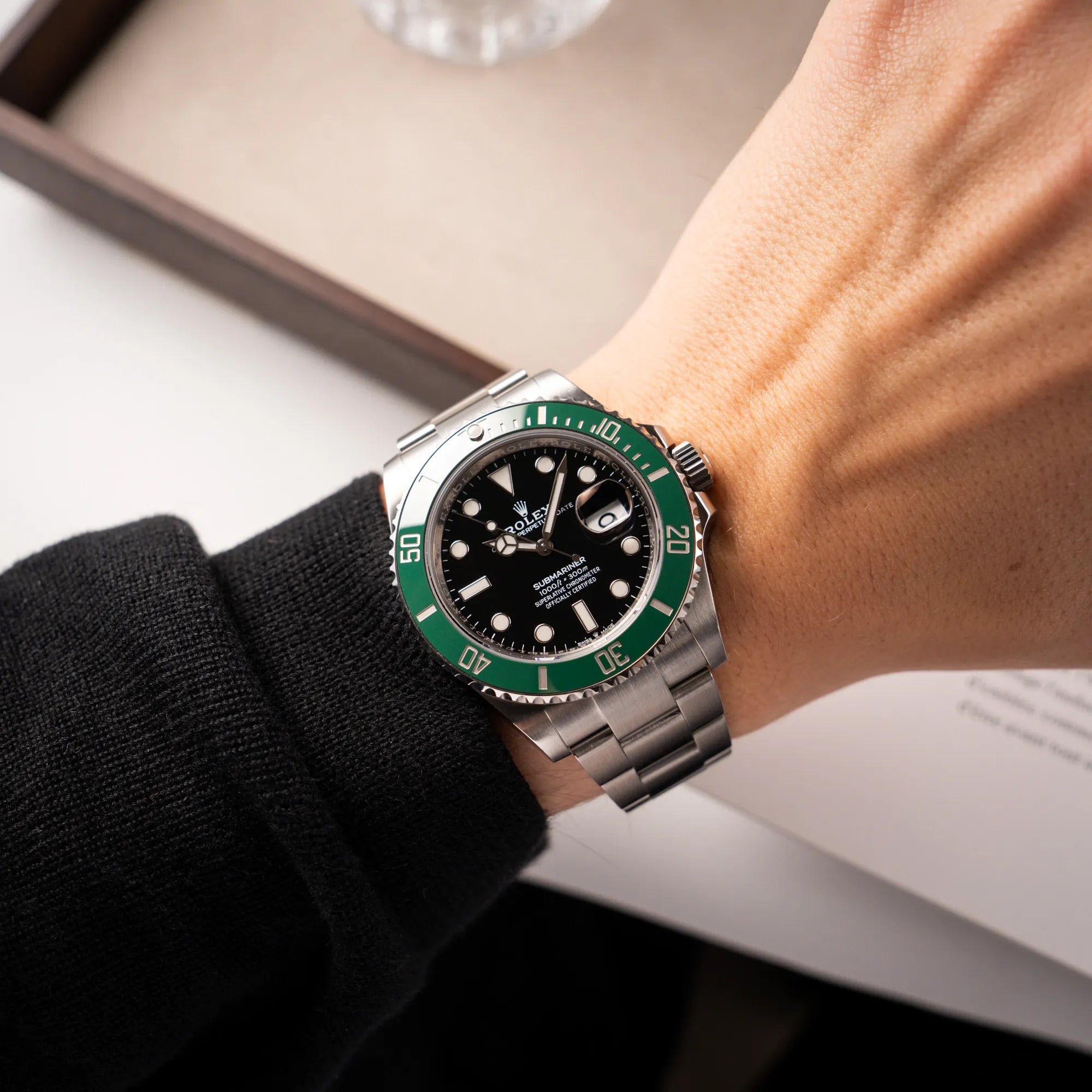Wristshot mit der Rolex Submariner Date Starbucks 126610LV mit schwarzem Zifferblatt und grüner Cerachrom-Lünette am Handgelenk