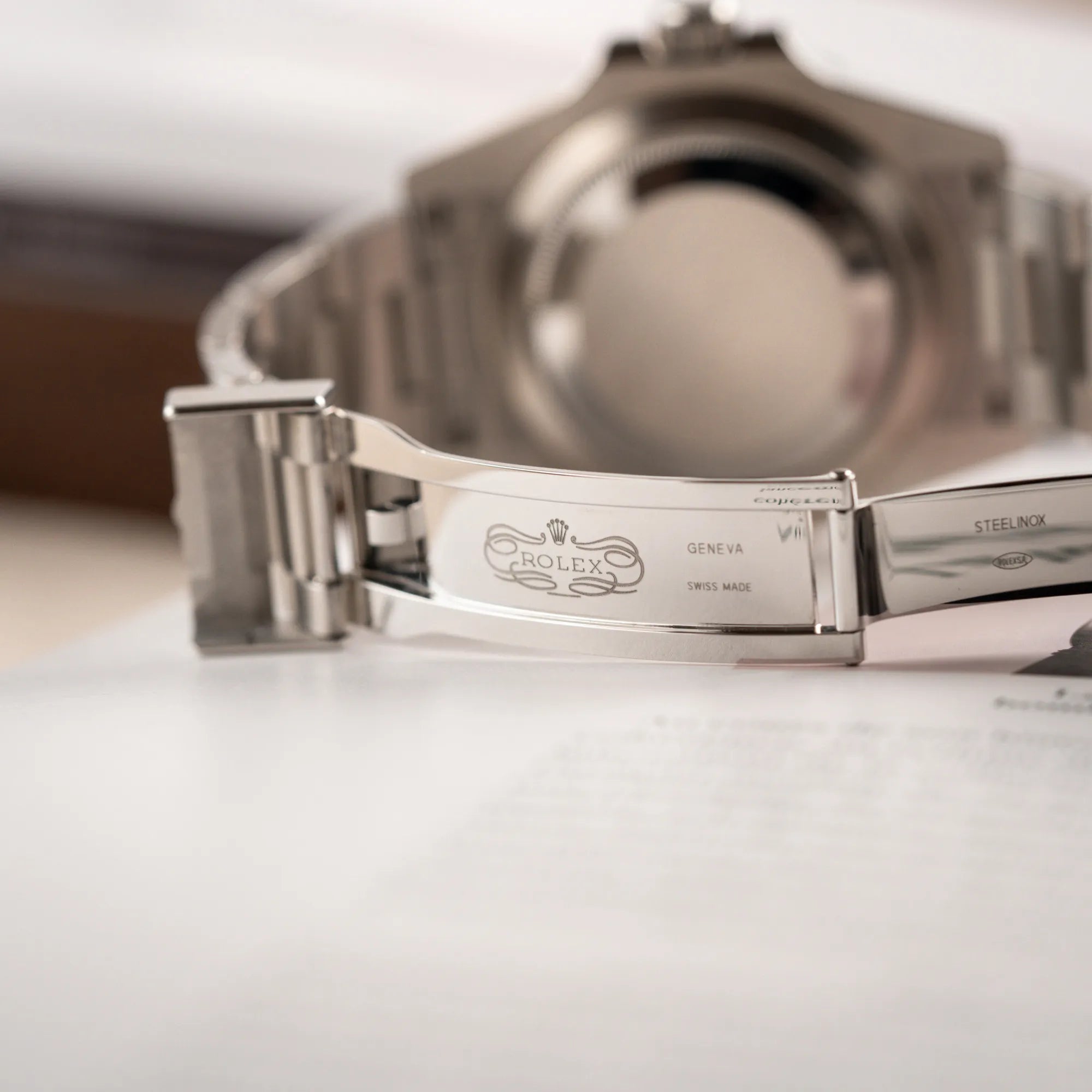 Detailaufnahme der Schriftzüge/Stempel im Inneren der Oyster-Faltschliesse von der Rolex Submariner Date Starbucks 126610LV mit schwarzem Zifferblatt und grüner Cerachrom-Lünette