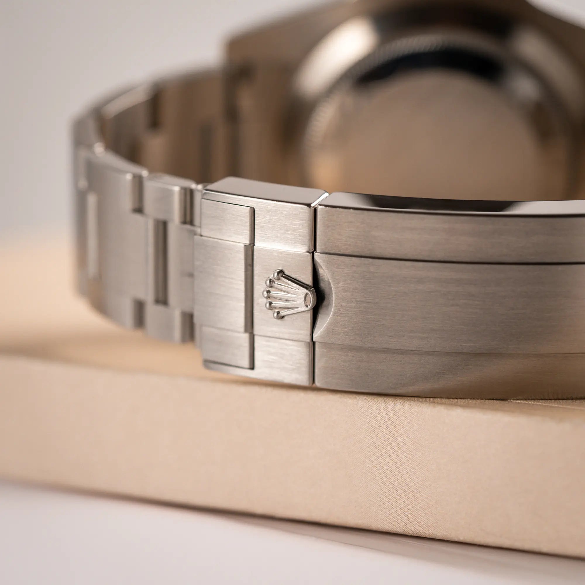 Detailaufnahme der geschlossenen Oyster-Stahl-Faltschliesse der Rolex Submariner Date Starbucks 126610LV mit schwarzem Zifferblatt und grüner Cerachrom-Lünette