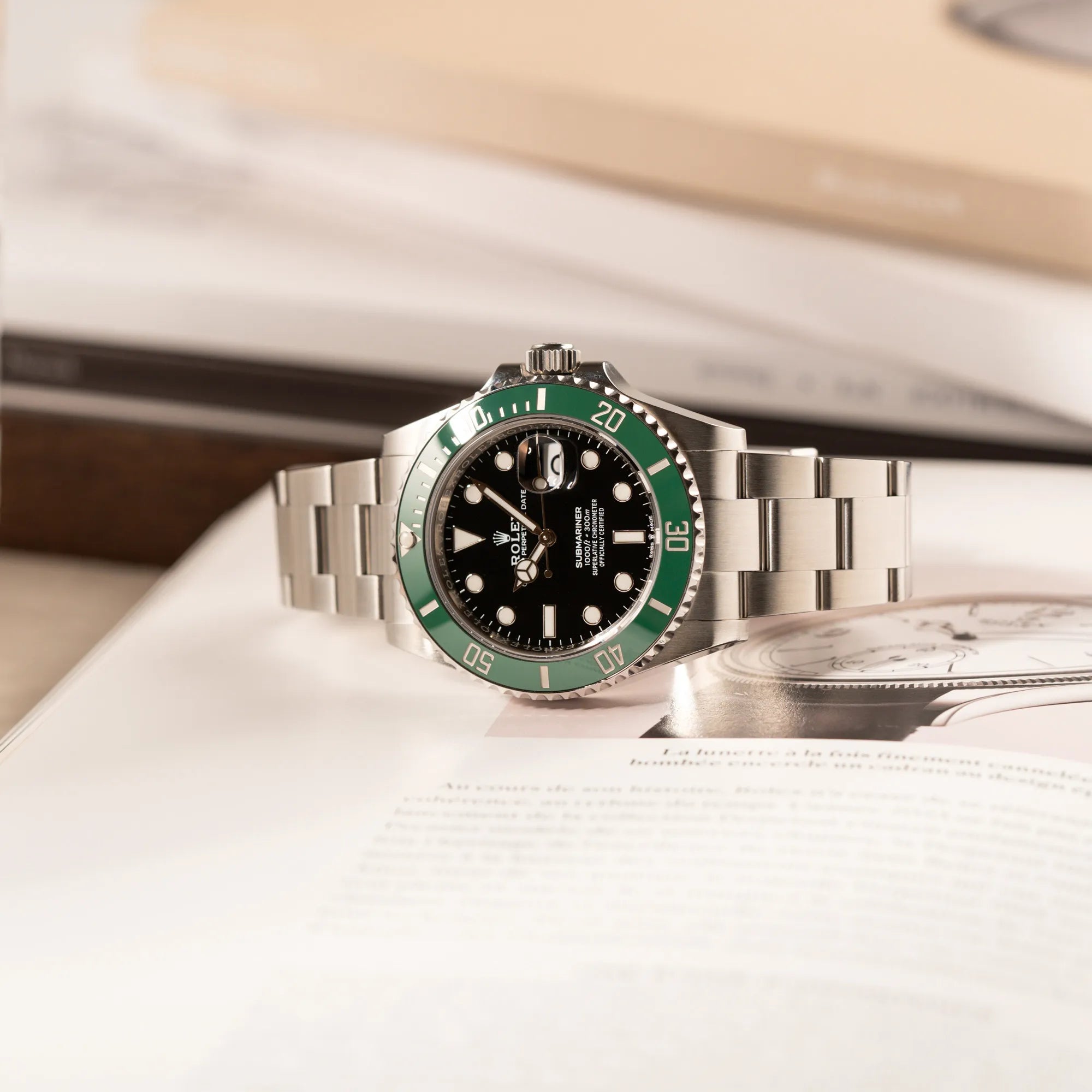 Fotografie der Rolex Submariner Date Starbucks 126610LV mit schwarzem Zifferblatt und grüner Cerachrom-Lünette