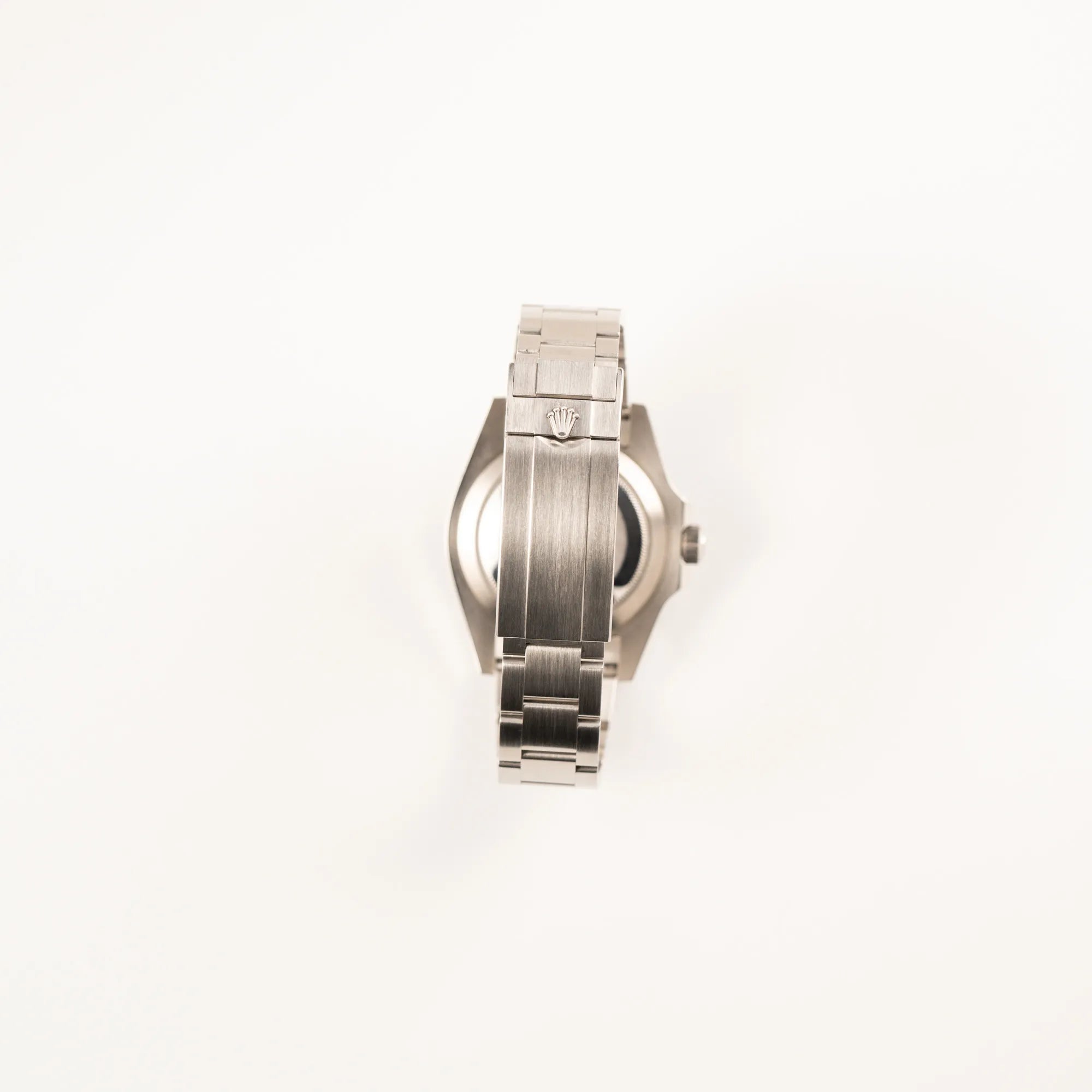 Blick auf das Oyster-Stahlband und die Oyster-Faltschliese der Rolex Submariner Date Starbucks 126610LV mit schwarzem Zifferblatt und grüner Cerachrom-Lünette