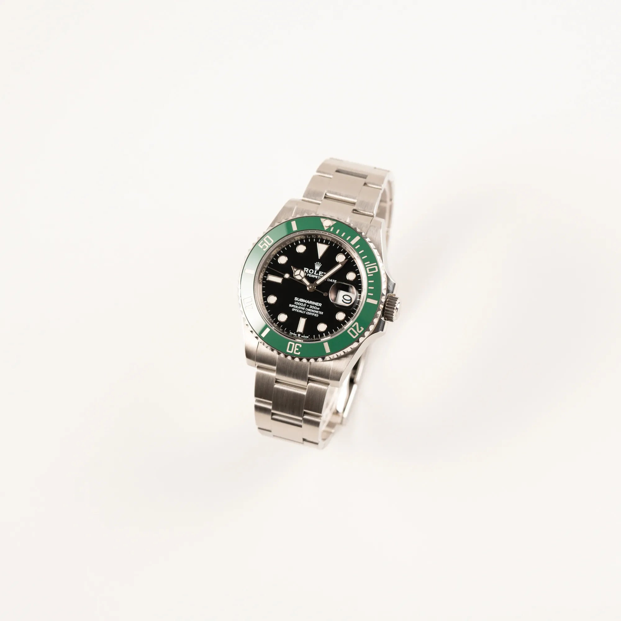 Leicht schräge Ansicht der Rolex Submariner Date Starbucks 126610LV mit schwarzem Zifferblatt und grüner Cerachrom-Lünette