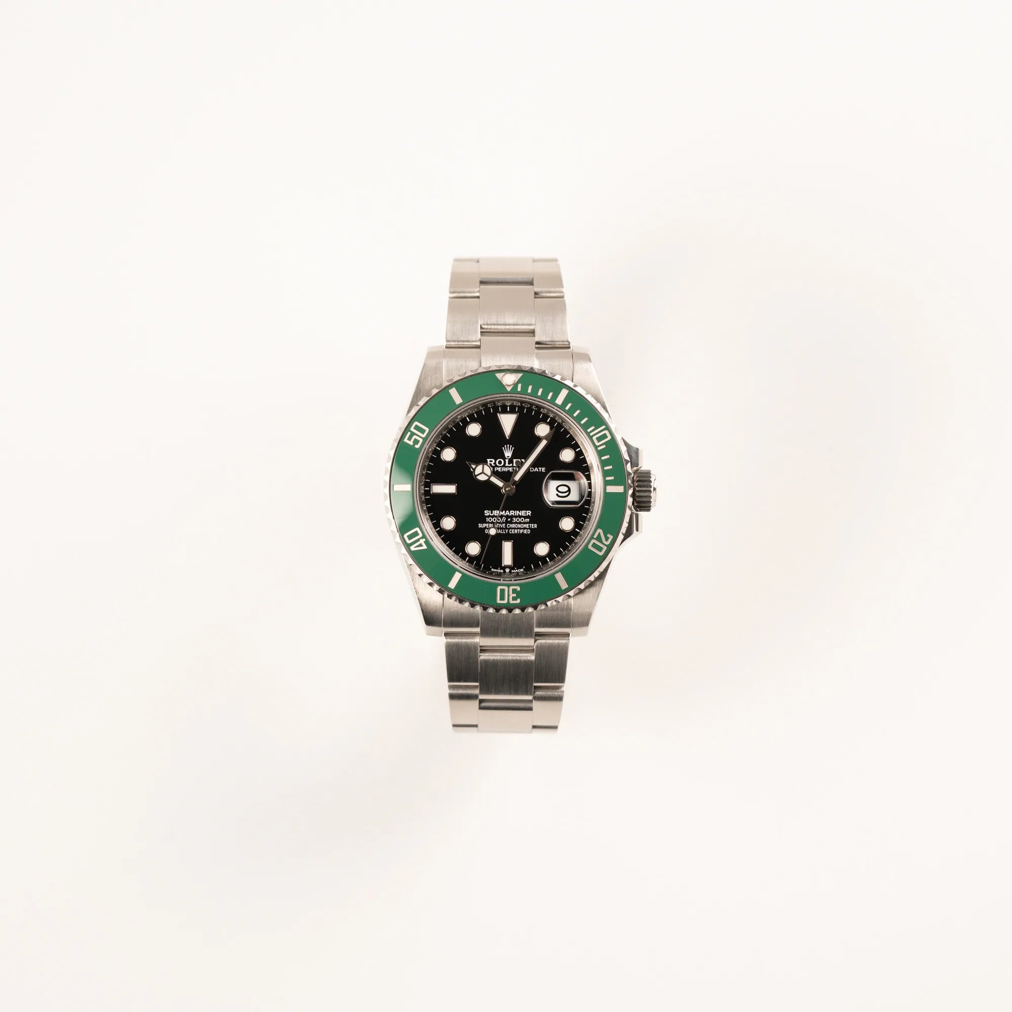 Frontale Ansicht der Rolex Submariner Date Starbucks 126610LV mit schwarzem Zifferblatt und grüner Cerachrom-Lünette