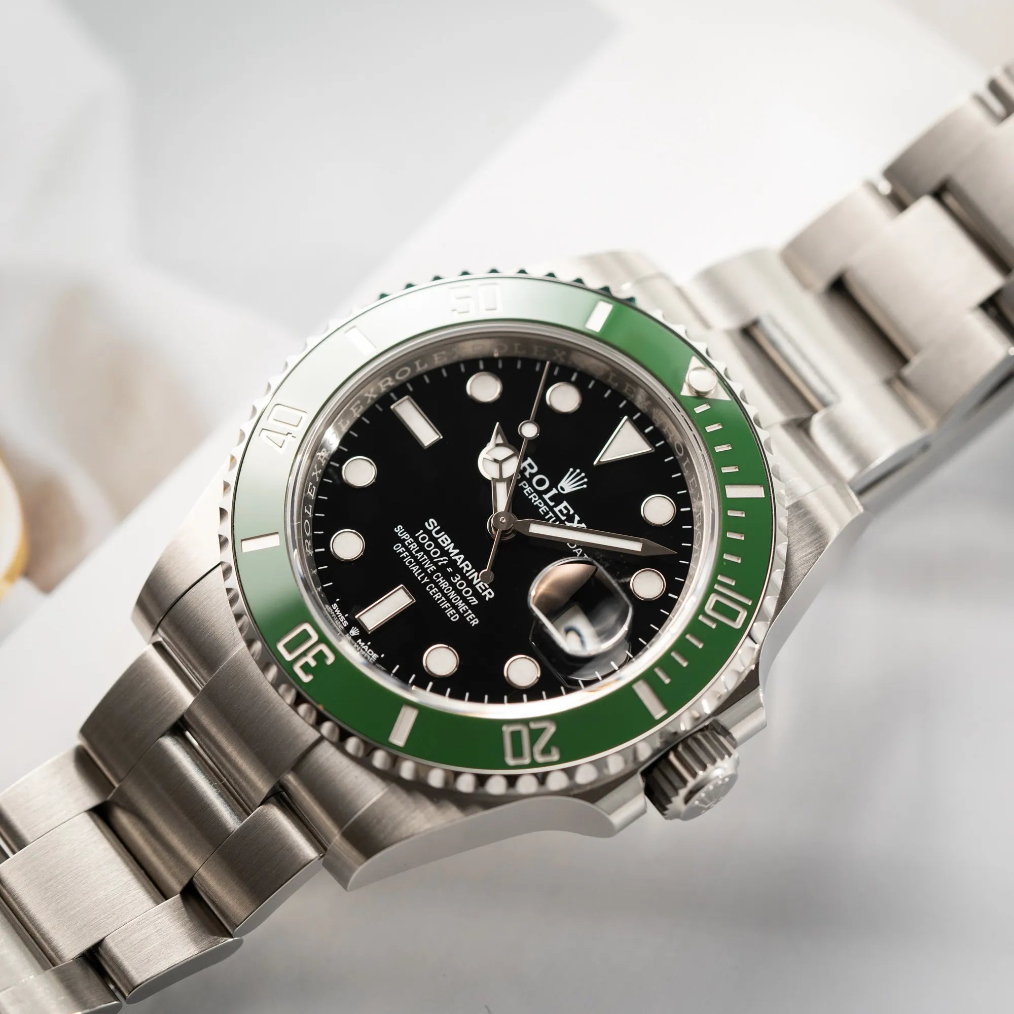 Produktfotografie als Titelbild für die Rolex Submariner Date Starbucks 126610LV Mark 2 aus 2025 mit der typischen grünen Cerachrom-Lünette