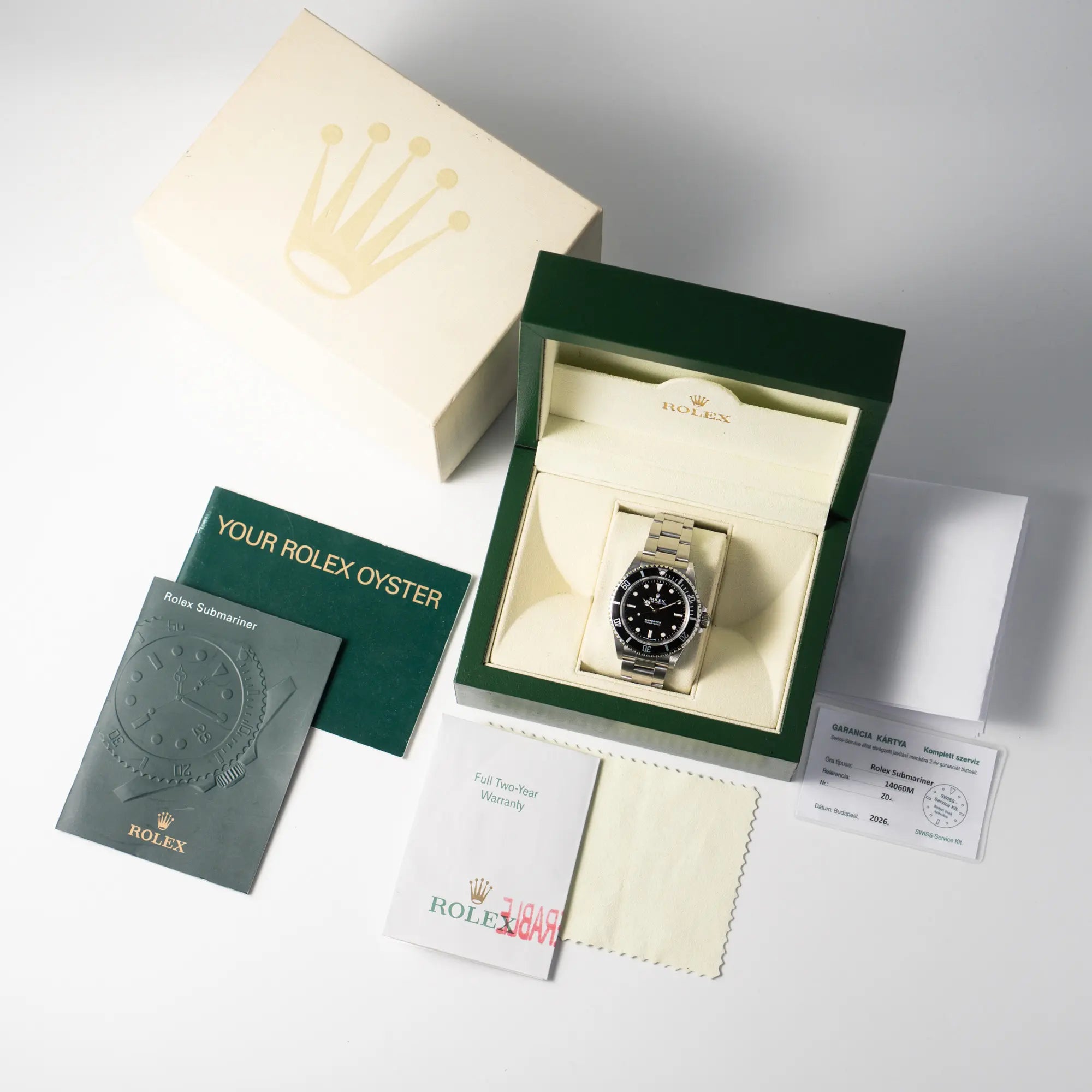 Rolex Submariner No Date 14060M mit schwarzem Zifferblatt und der klassischen schwarzen Aluminium-Lünette zusammen mit dem Lieferumfang, bestehend aus Box mit Umkarton, Bookelsts, original Papieren und Service-Beleg aus 2026