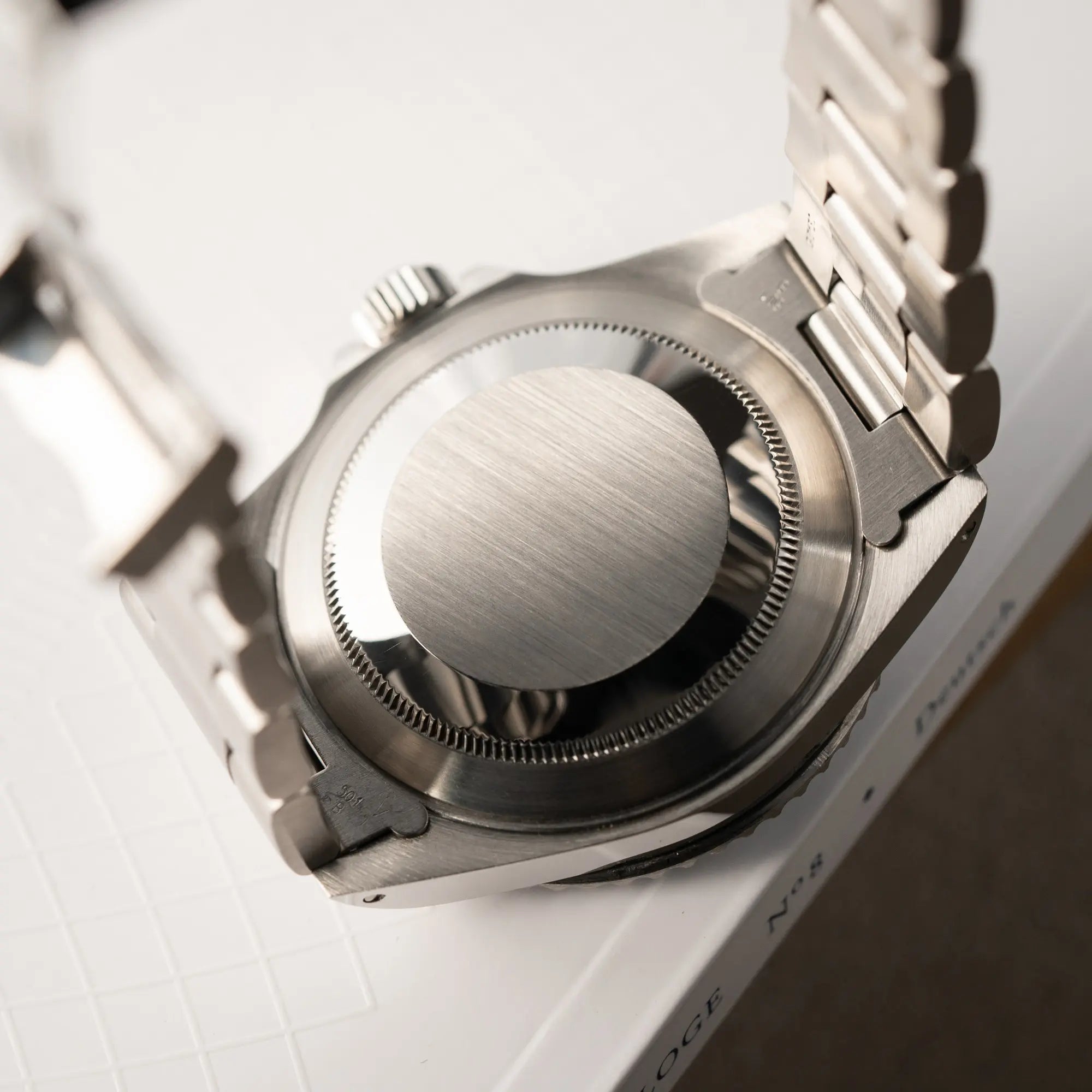 Gehäuseboden der Rolex Submariner No Date 14060M mit schwarzem Zifferblatt und der klassischen schwarzen Aluminium-Lünette