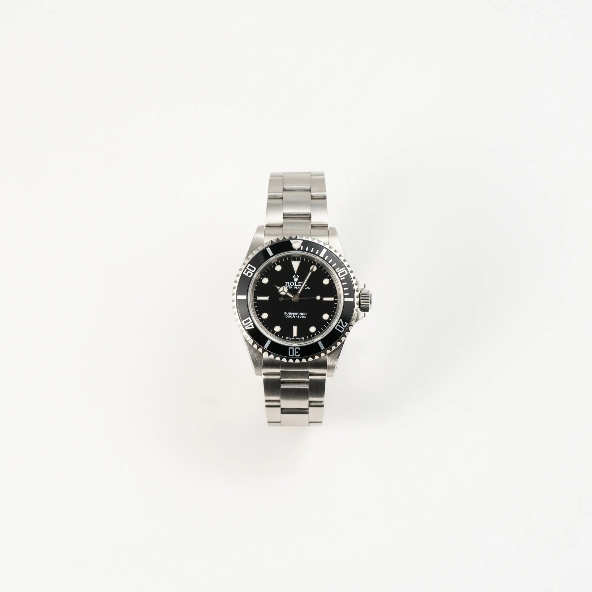 Frontale Ansicht der Rolex Submariner No Date 14060M mit schwarzem Zifferblatt und der klassischen schwarzen Aluminium-Lünette