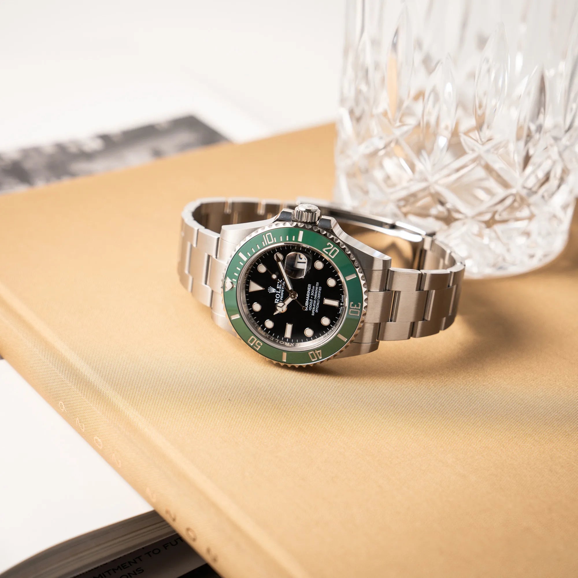 Produktfotografie der Rolex Submariner Date "Starbucks" der Referenz 126610LV mit der modelltypischen grünen Keramik-Lünette, die im Kontrast zu dem schwarzen Zifferblatt steht