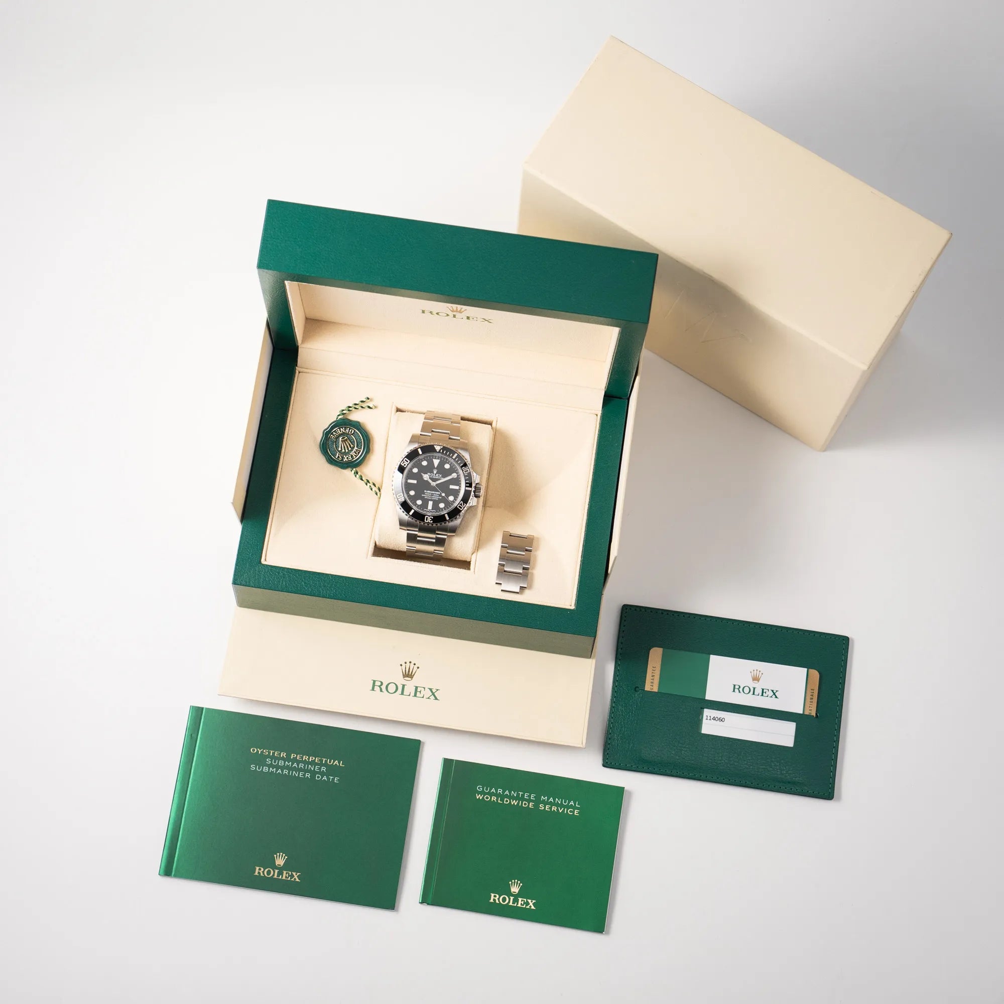 Rolex Submariner 114060 No Date aus 2019 in der klassischen schwarzen Ausführung im Neuzustand zusammen mit dem Lieferumfang, bestehend aus Box mit Umkarton, Garantiekarte, Booklets und Hangtag