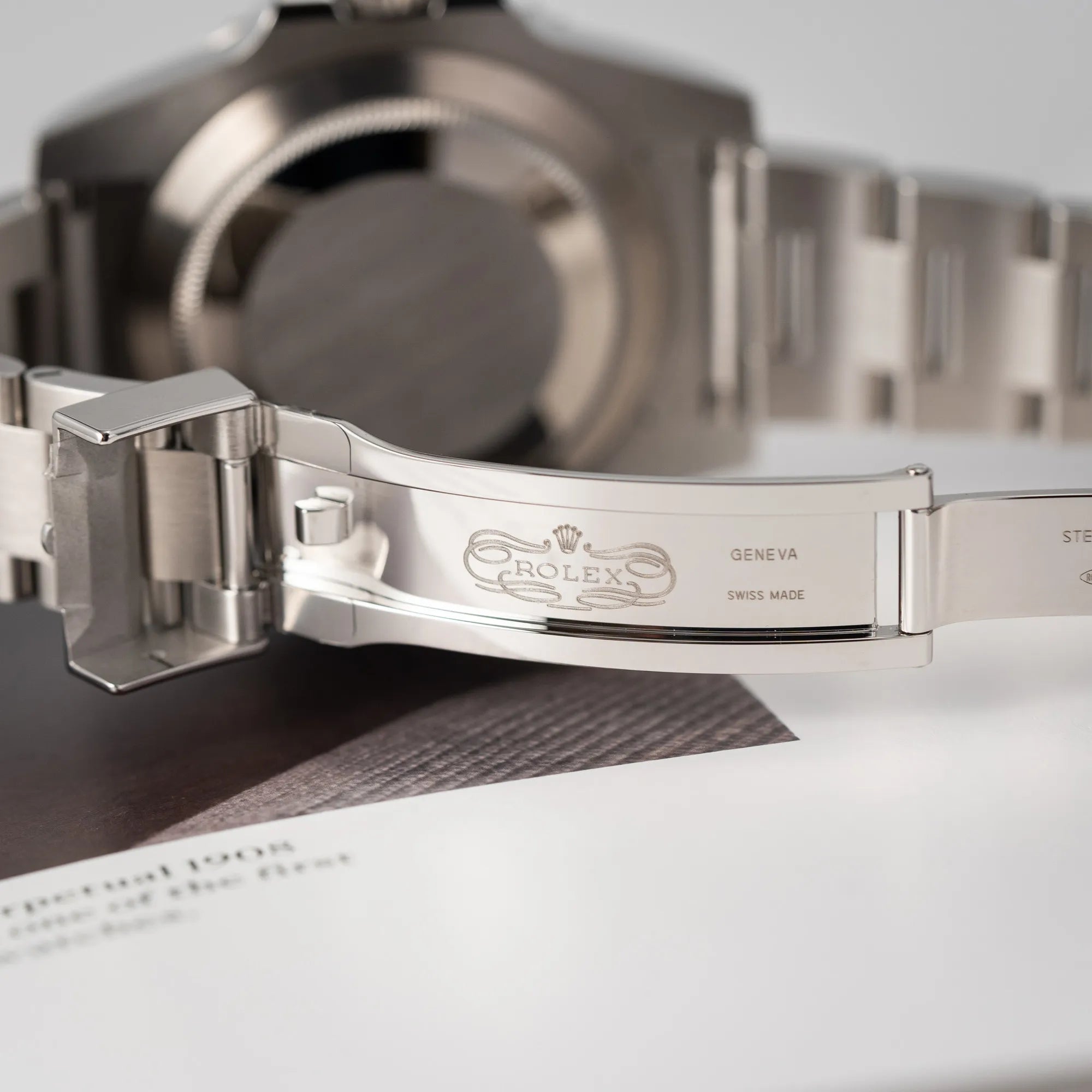 Stempel im Inneren der Oytser-Stahl-Faltschliesse ohne Gebrauchsspuren der Rolex Submariner 114060 No Date aus 2019 in der klassischen schwarzen Ausführung im Neuzustand