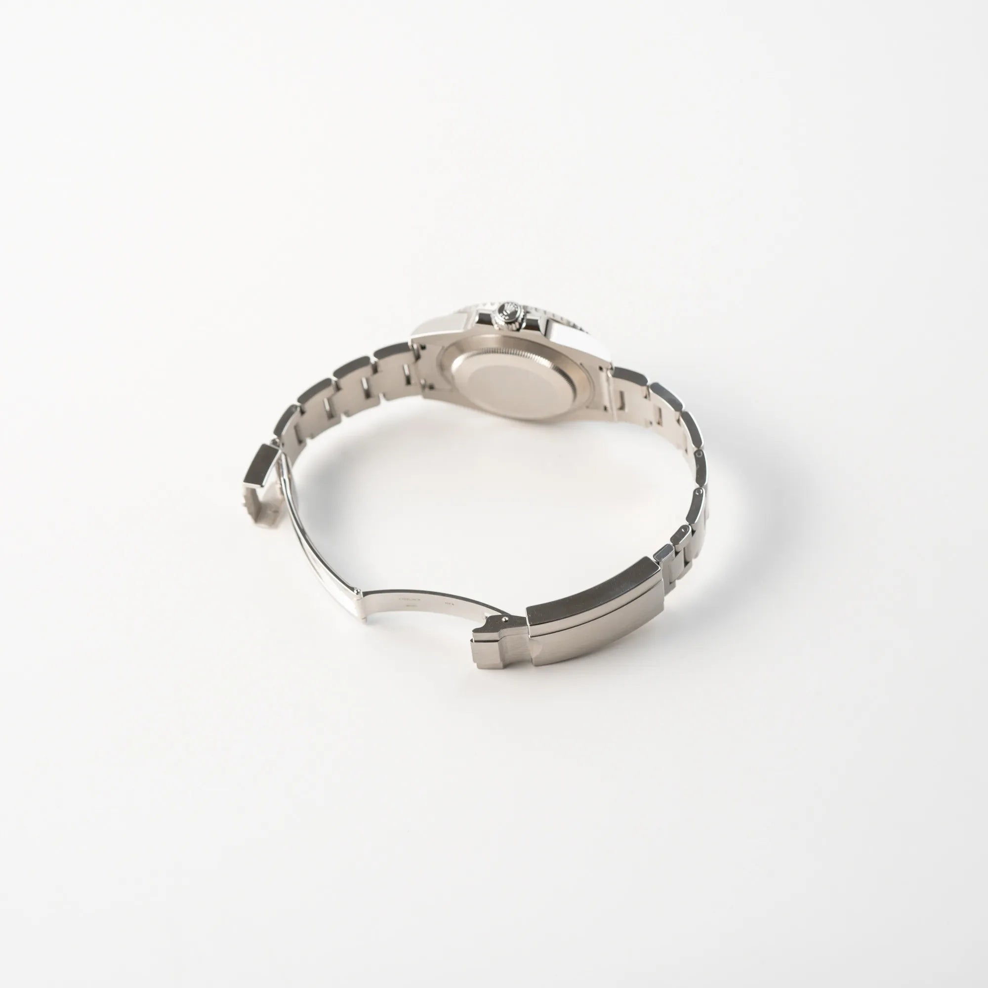 Geöffnete Oyster-Stahl-Faltschliesse der Rolex Submariner 114060 No Date aus 2019 in der klassischen schwarzen Ausführung im Neuzustand