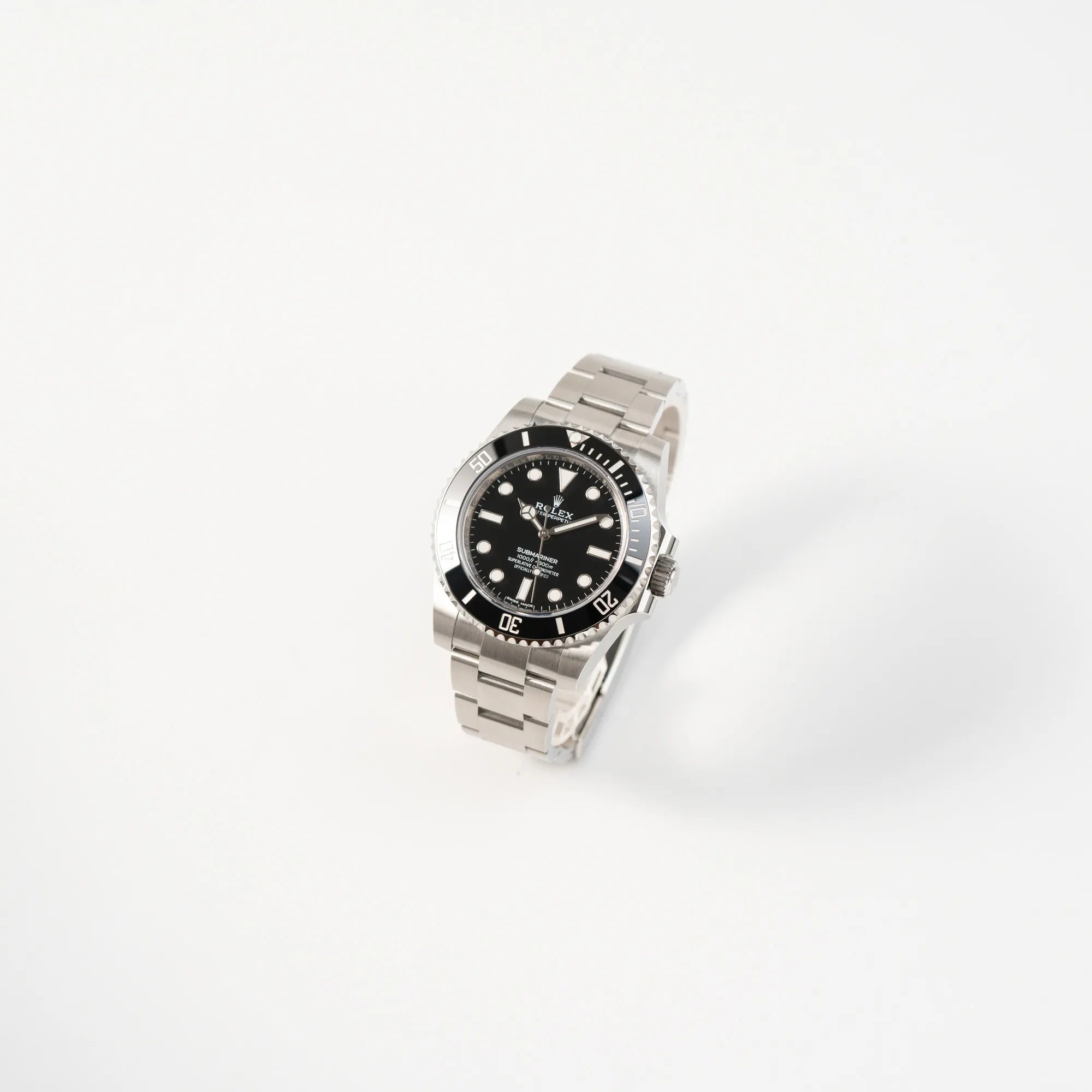 Leicht schräge Ansicht der Rolex Submariner 114060 No Date aus 2019 in der klassischen schwarzen Ausführung im Neuzustand