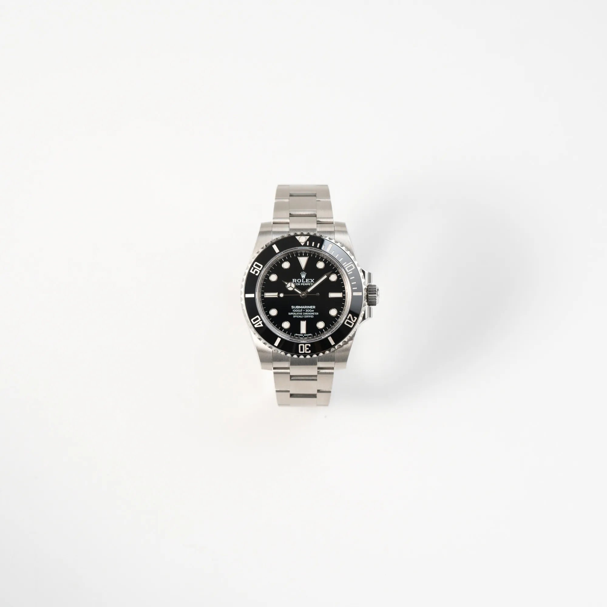 Frontale Ansicht der Rolex Submariner 114060 No Date aus 2019 in der klassischen schwarzen Ausführung im Neuzustand