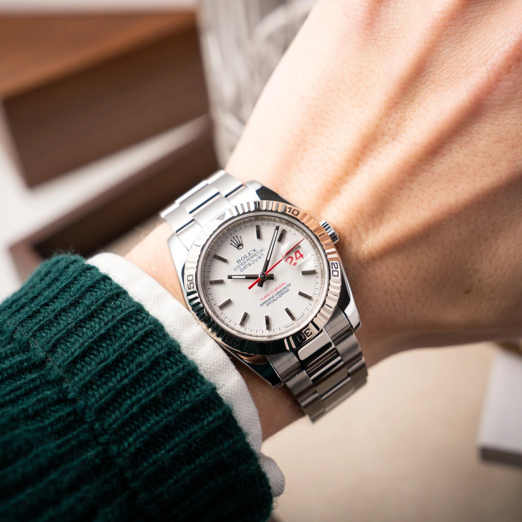 Wristshot mit der Rolex Datejust Turn-O-Graph 116264 in 36 mm mit dem weißen Zifferblatt und dem roten Sekundenzeiger