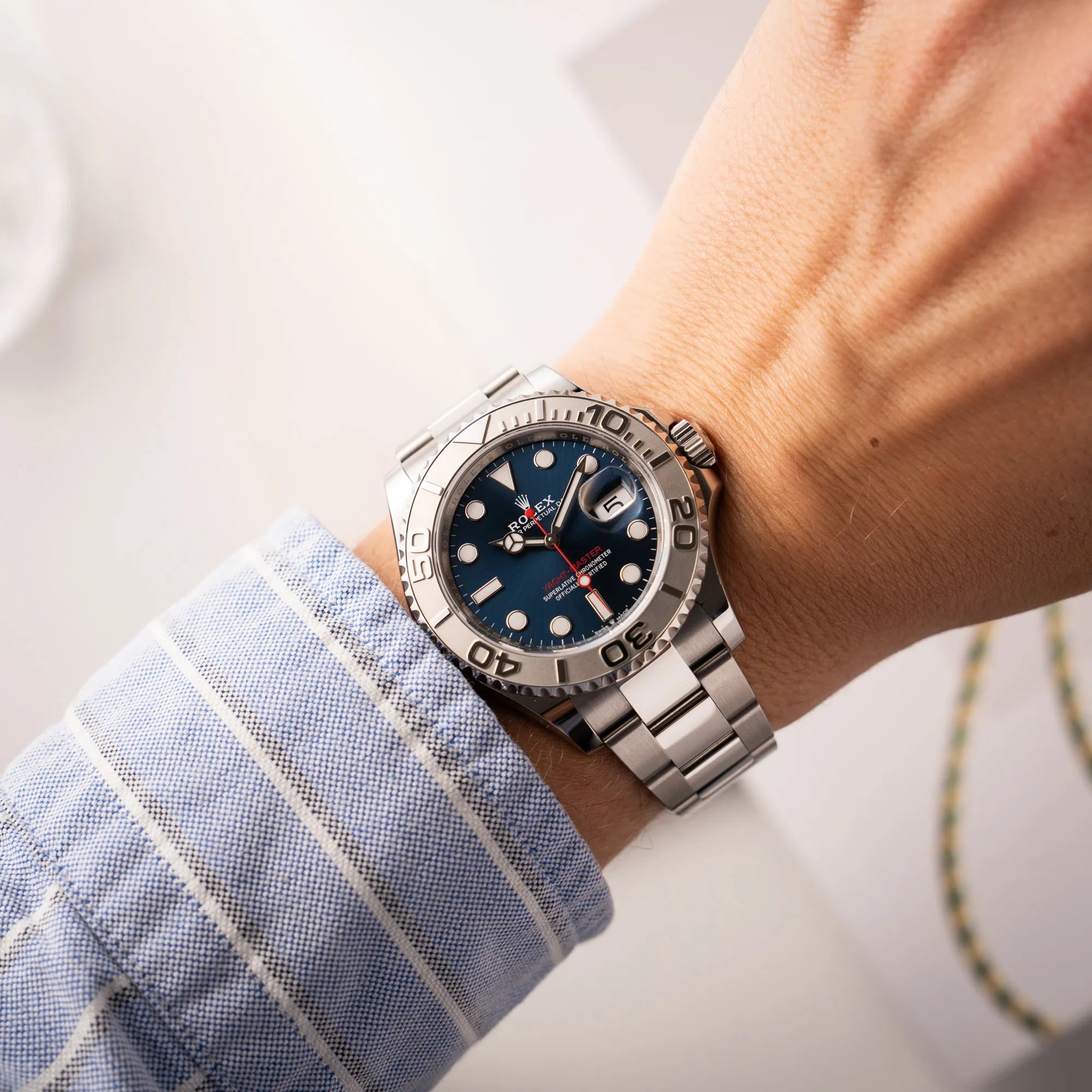 Wristshot mit der Rolex Yacht-Master 40 der Referenz 126622 mit der Platin-Lünette in der blauen Zifferblatt-Variante