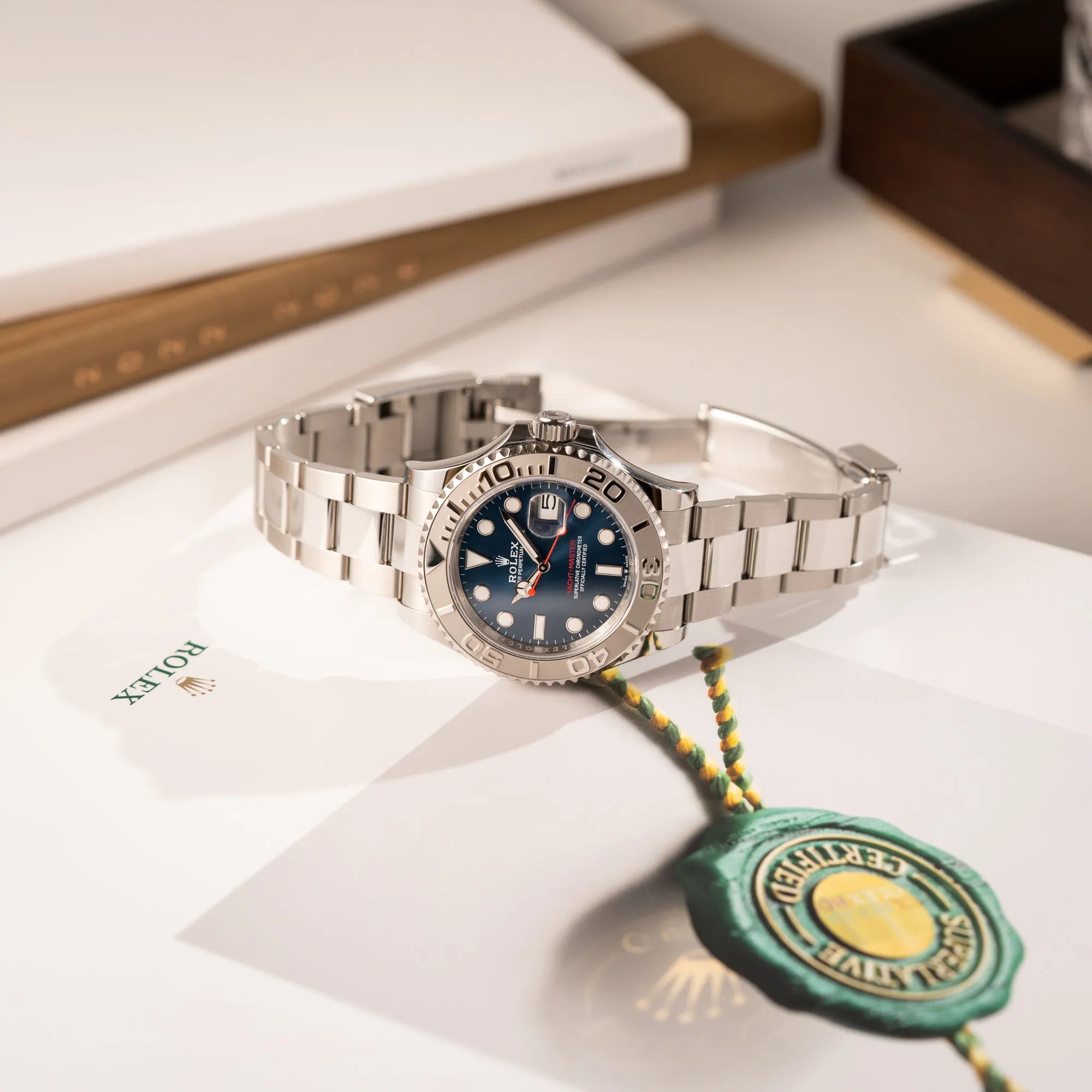 Produktfotograie der Rolex Yacht-Master 40 der Referenz 126622 mit der Platin-Lünette in der blauen Zifferblatt-Variante