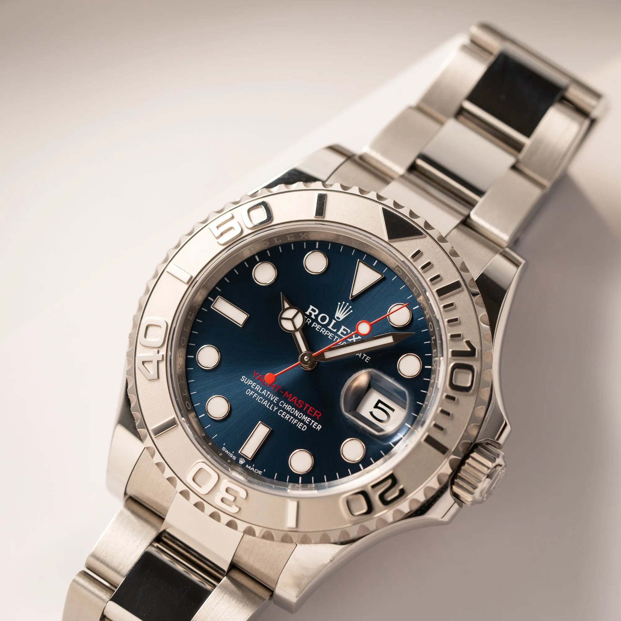 Nahe Produktfotografie der Rolex Yacht-Master 40 der Referenz 126622 mit der Platin-Lünette in der blauen Zifferblatt-Variante