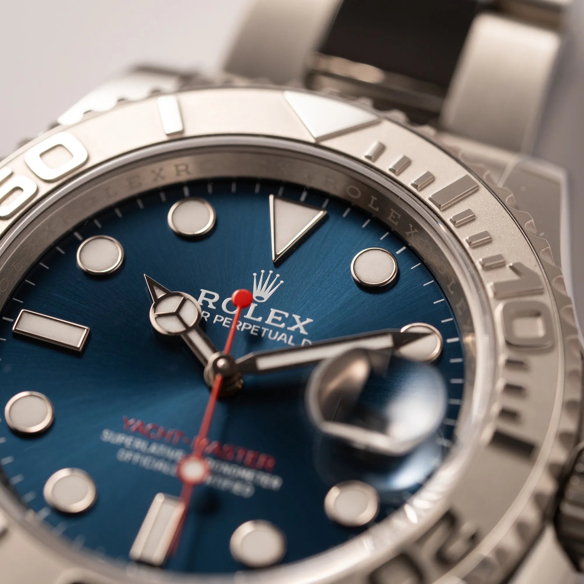 Detailaufnahme der Rolex Yacht-Master 40 der Referenz 126622 mit der Platin-Lünette in der blauen Zifferblatt-Variante mit Fokus auf dem Index bei 12 Uhr