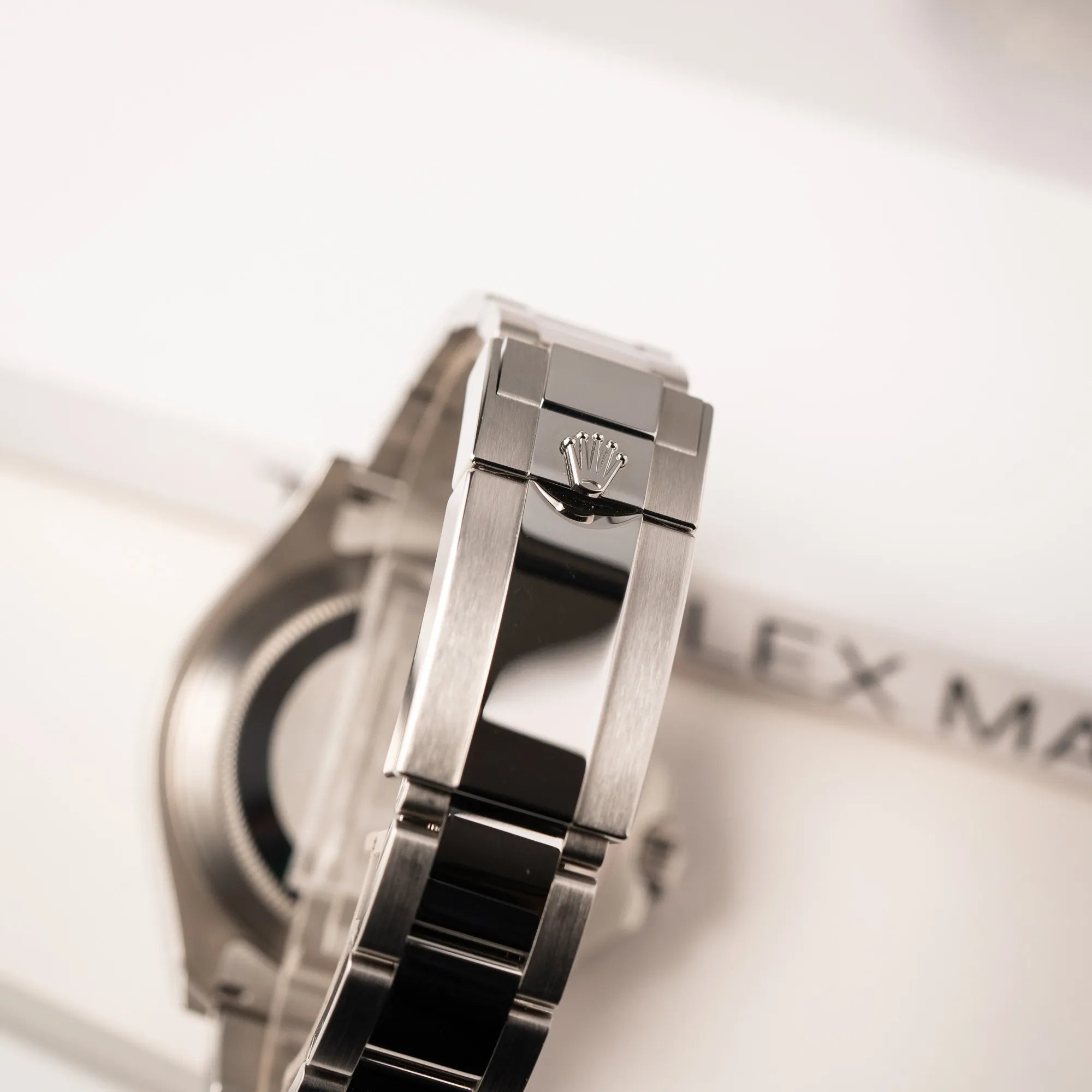 Produktfotografie der Rolex Yacht-Master 40 der Referenz 126622 mit der Platin-Lünette in der blauen Zifferblatt-Variante zeigt die Oyster-Schliesse mit Rolex-Krone