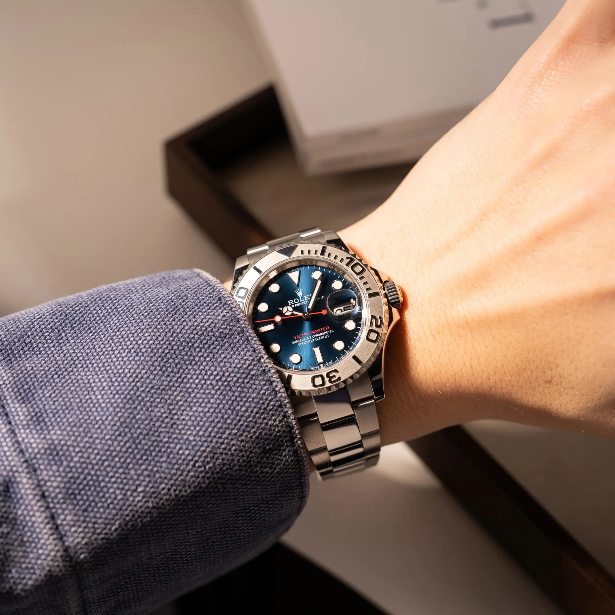 Wristshot mit der Rolex Yacht-Master 40 mit blauem Zifferblatt der Referenz 126622 aus 2022