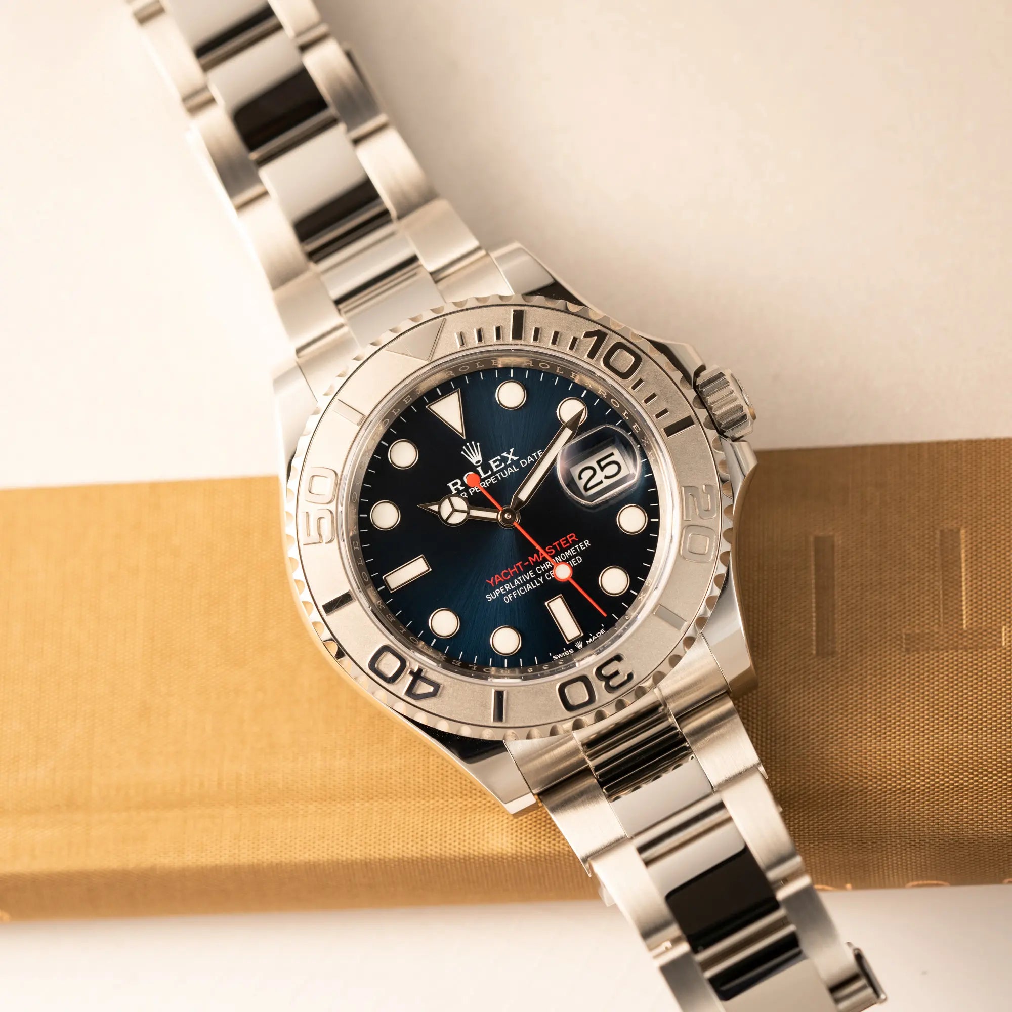 Produktfotografie der Rolex Yacht-Master 40 mit blauem Zifferblatt der Referenz 126622 aus 2022