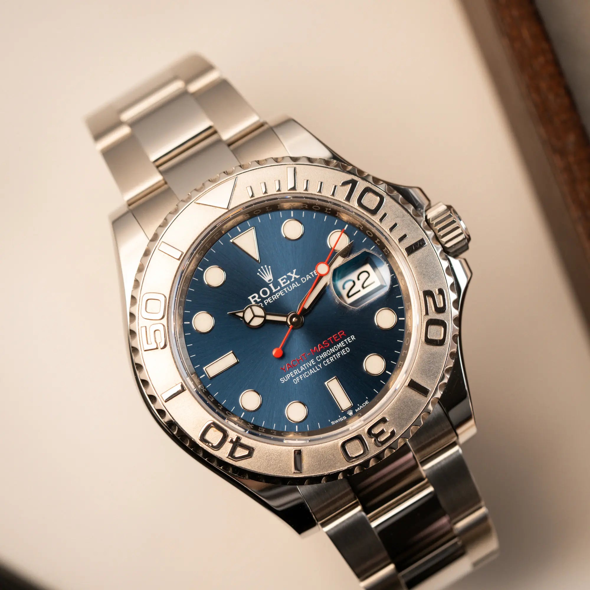 Produktfotografie mit Fokus auf dem Uhrenkopf der Rolex Yachtmaster 40 der Referenz 126622 mit blauem Zifferblatt und der Rolesium-Lünette aus Platin