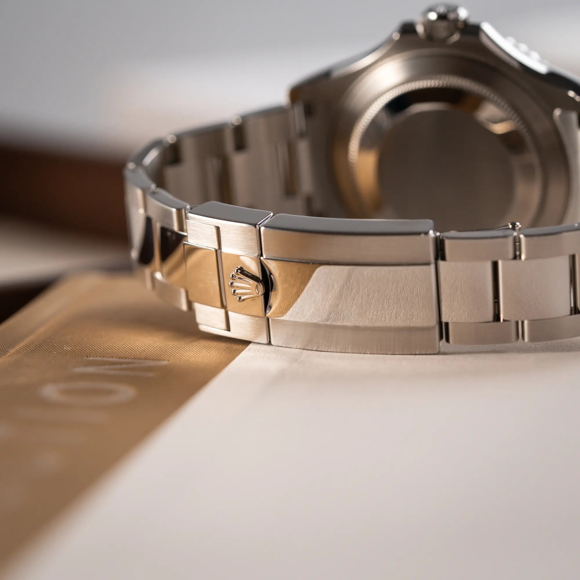 Detailaufnahme der geschlossenen Oyster-Faltschliesse der Rolex Yachtmaster 40 der Referenz 126622 mit blauem Zifferblatt und der Rolesium-Lünette aus Platin