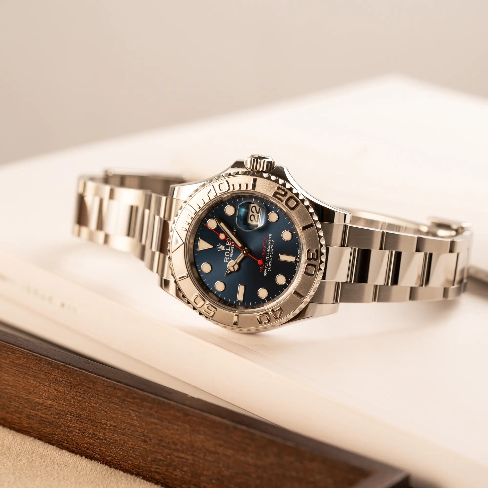 Produktfotografie der Rolex Yachtmaster 40 der Referenz 126622 mit blauem Zifferblatt und der Rolesium-Lünette aus Platin