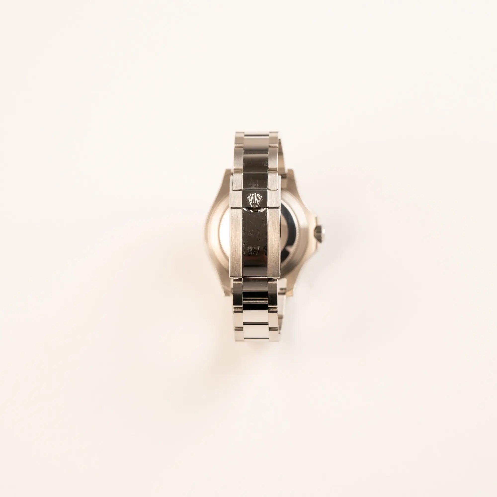 Blick auf die Oyster-Stahl-Faltschliesse a Oyster-Stahlband der Rolex Yachtmaster 40 der Referenz 126622 mit blauem Zifferblatt und der Rolesium-Lünette aus Platin