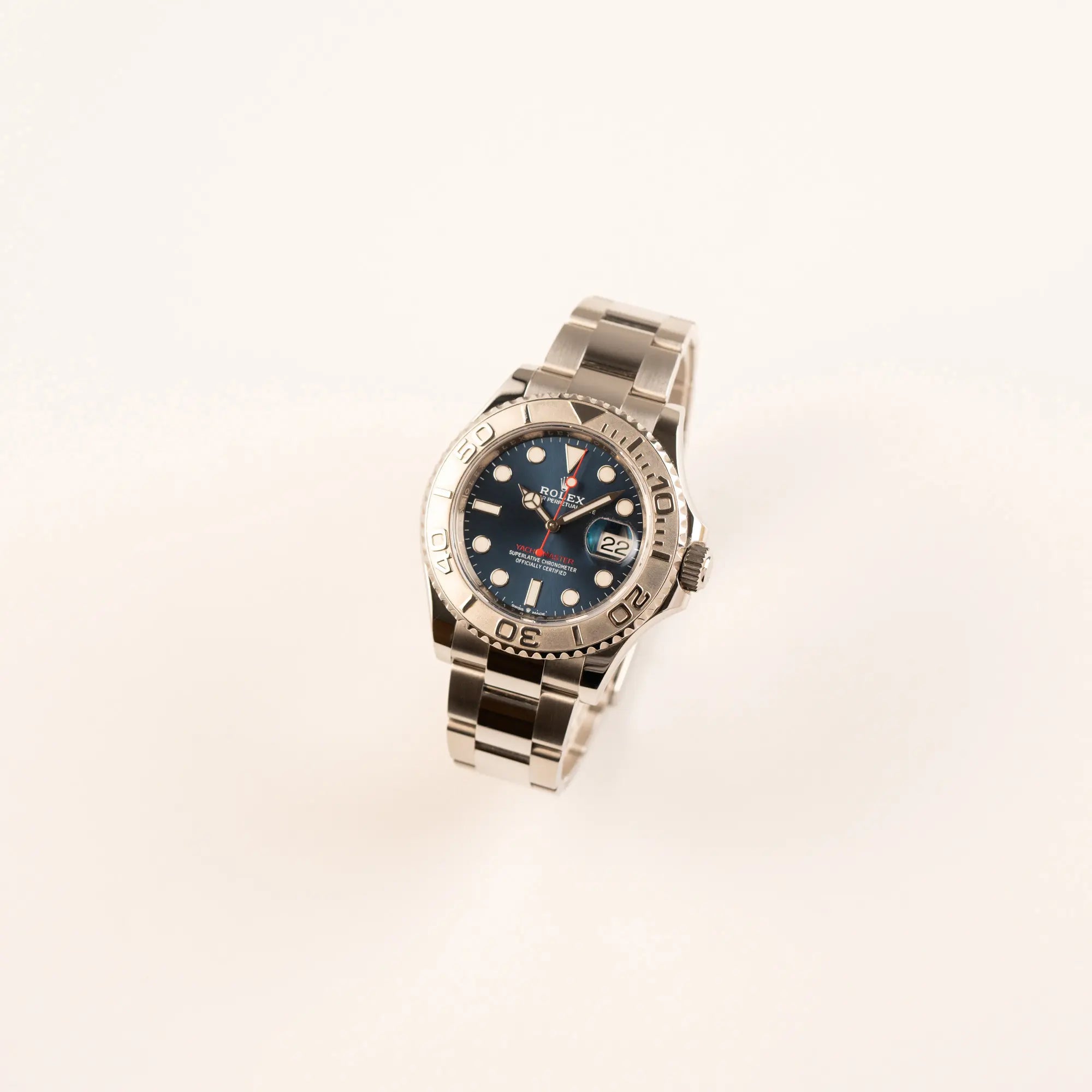 Leicht seitliche Ansicht der Rolex Yachtmaster 40 der Referenz 126622 mit blauem Zifferblatt und der Rolesium-Lünette aus Platin