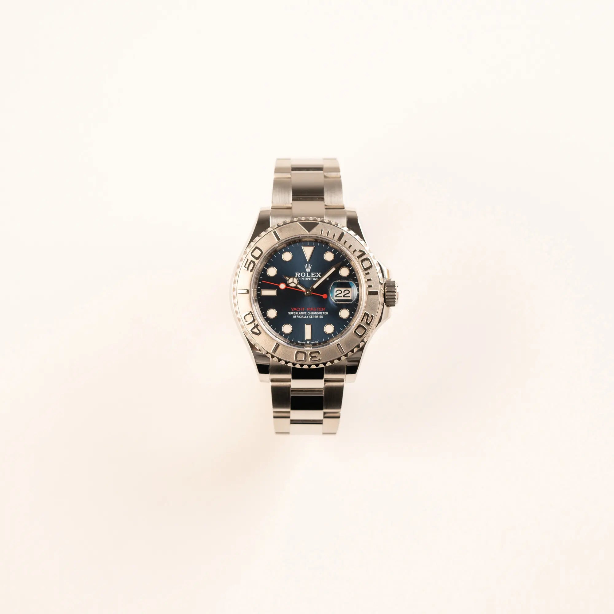 Frontale Ansicht der Rolex Yachtmaster 40 der Referenz 126622 mit blauem Zifferblatt und der Rolesium-Lünette aus Platin