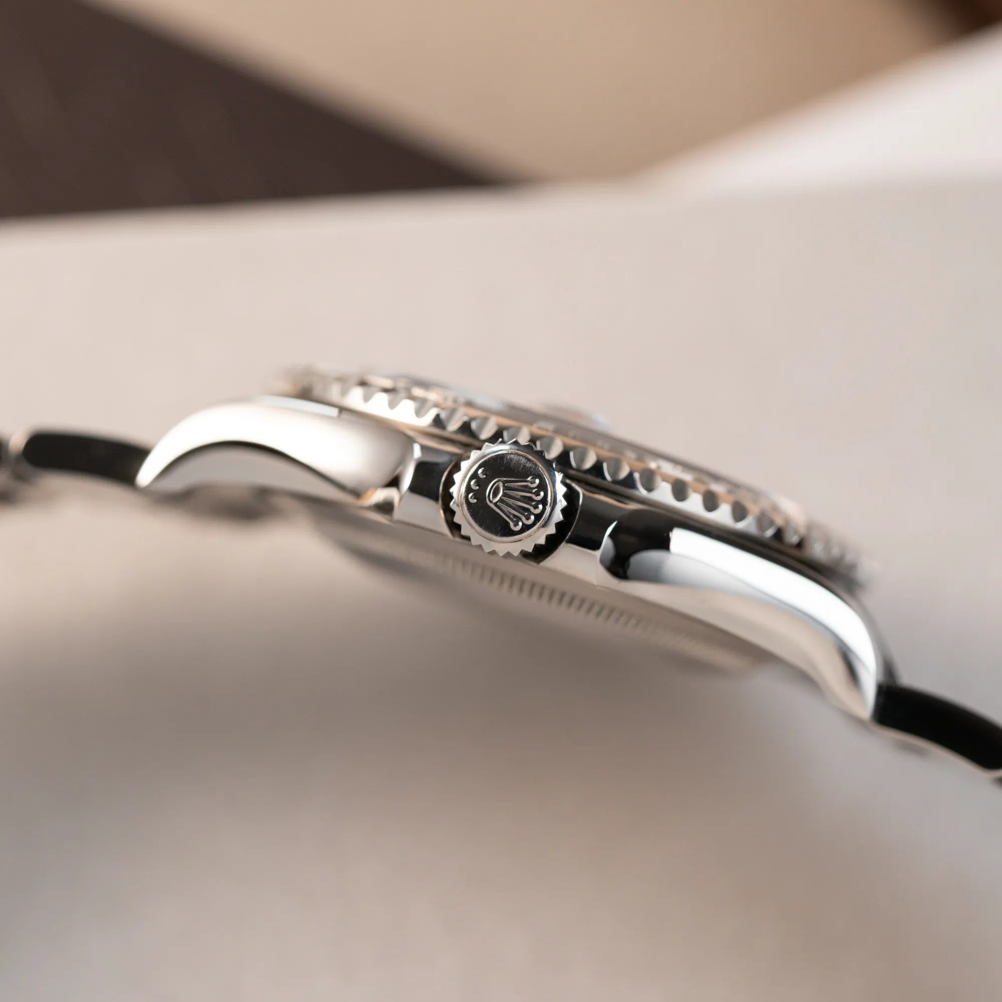 Detailaufnahme des seitlichen Gehäuses der der Rolex Yachtmaster 40 mit Platin-Lünette der Referenz 126622 mit dem Rhodium-Zifferblatt und hellblauem Sekundenzeiger zeigt die Aufzugskrone