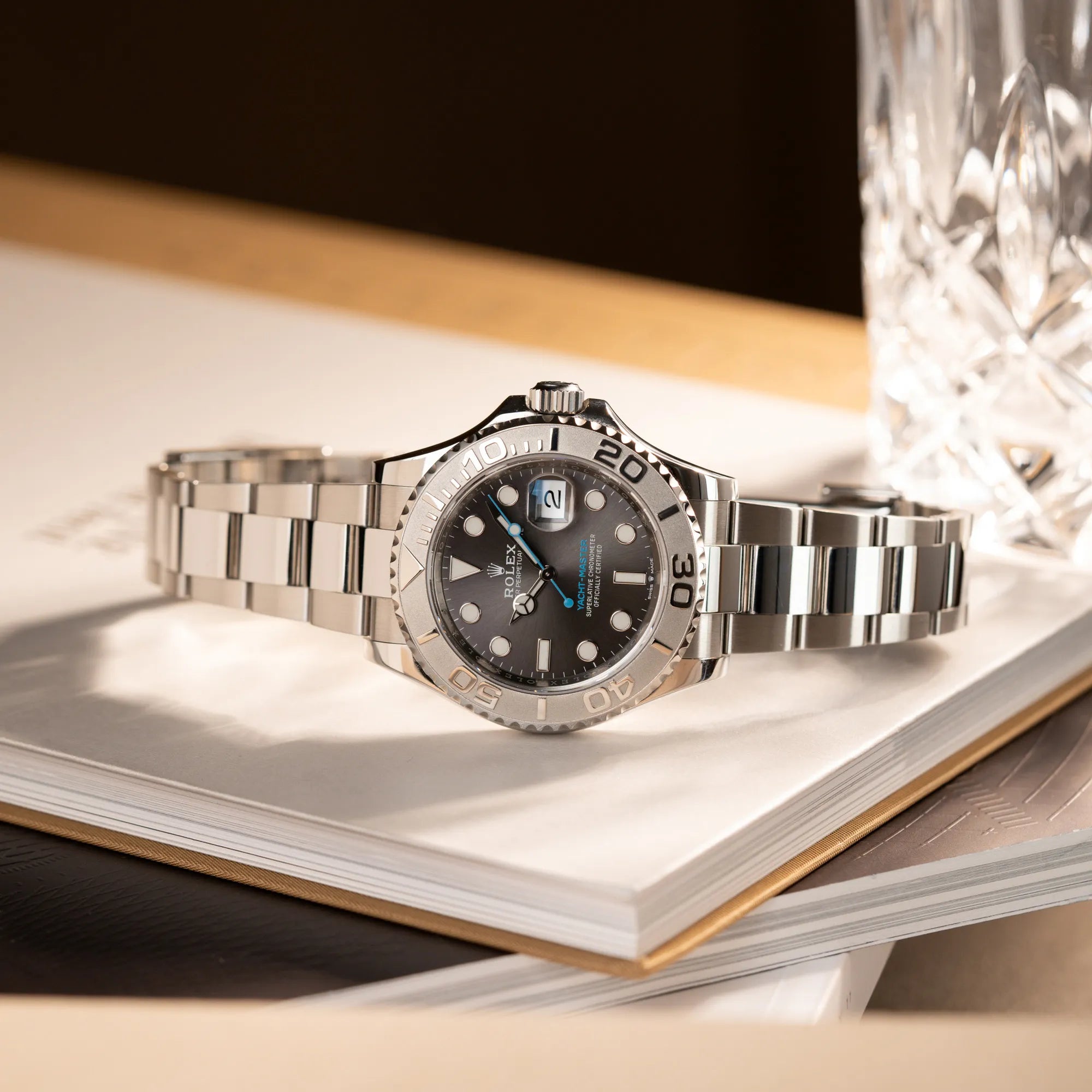 Seitlich liegende Rolex Yachtmaster 40 mit Platin-Lünette der Referenz 126622 mit dem Rhodium-Zifferblatt und hellblauem Sekundenzeiger