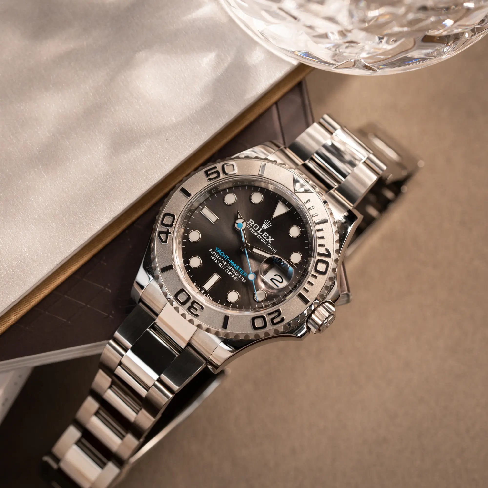 Rolex Yachtmaster 40 Armbanduhr mit Platin-Lünette der Referenz 126622 mit dem Rhodium-Zifferblatt und hellblauem Sekundenzeiger