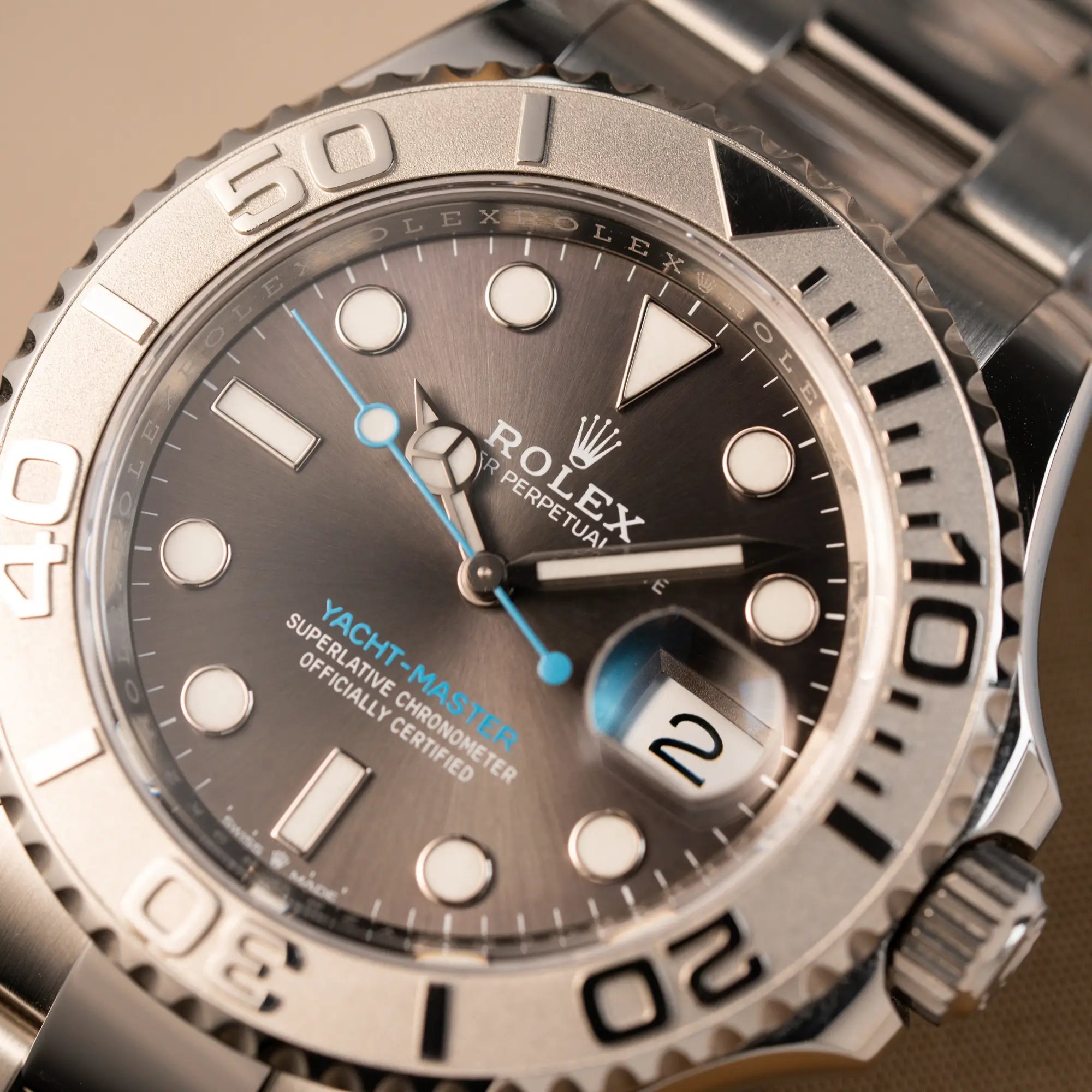Makroaufnahme der Rolex Yachtmaster 40 mit Platin-Lünette der Referenz 126622 mit dem Rhodium-Zifferblatt und hellblauem Sekundenzeiger