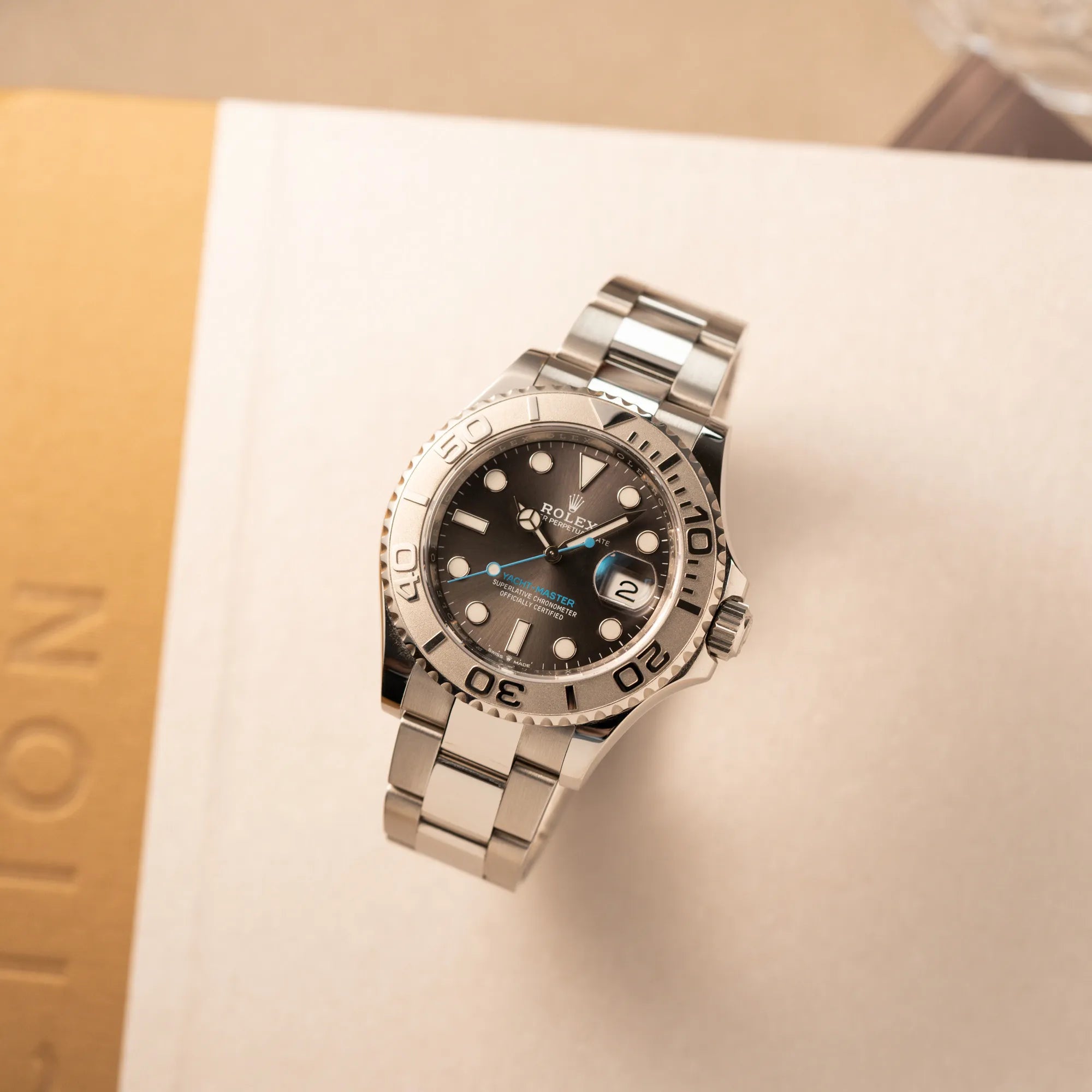 Produktfotografie der Rolex Yachtmaster 40 mit Platin-Lünette der Referenz 126622 mit dem Rhodium-Zifferblatt und hellblauem Sekundenzeiger
