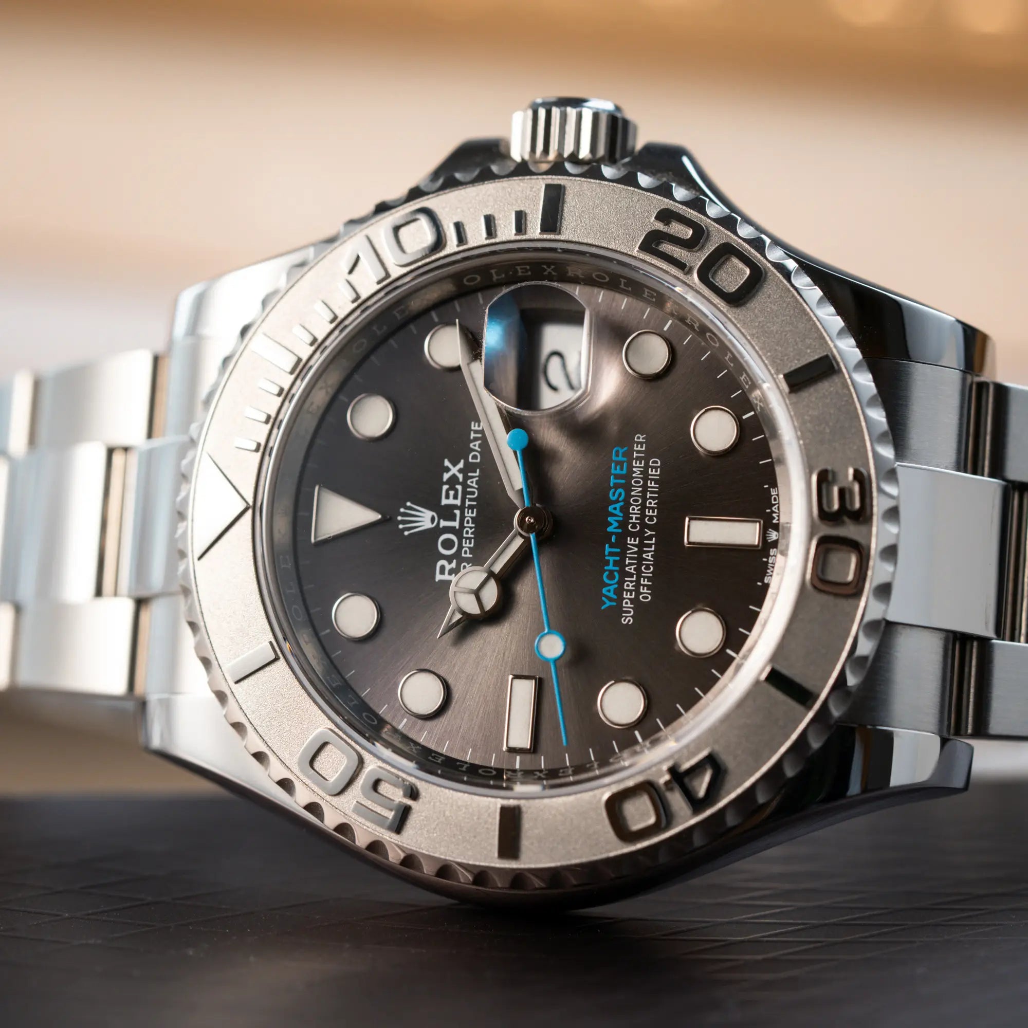 Detailaufnahme der Rolex Yachtmaster 40 mit Platin-Lünette der Referenz 126622 mit dem Rhodium-Zifferblatt und hellblauem Sekundenzeiger