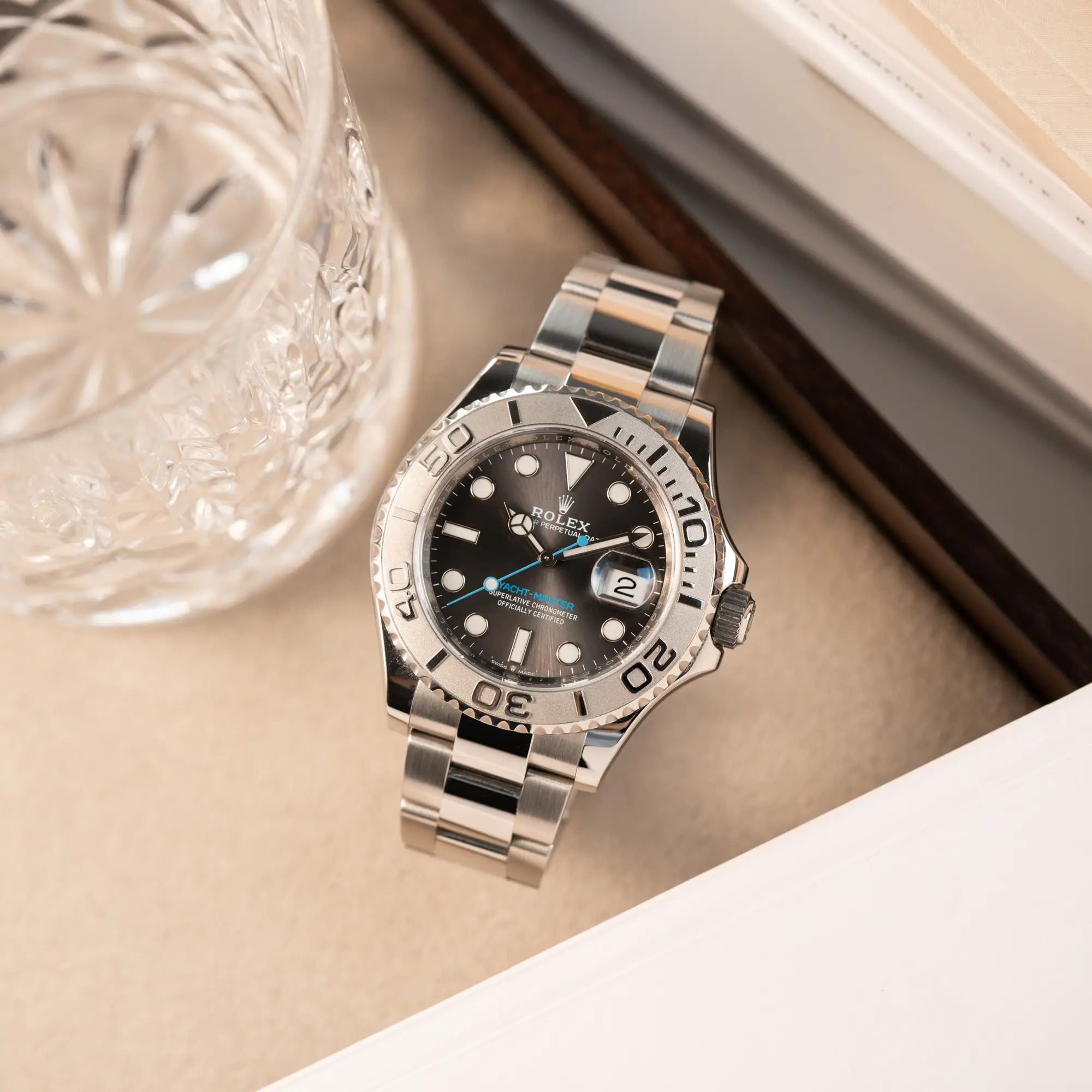 Produktfotografie der Rolex Yachtmaster 40 mit Platin-Lünette der Referenz 126622 mit dem Rhodium-Zifferblatt und hellblauem Sekundenzeiger aus der Vogelperspektive